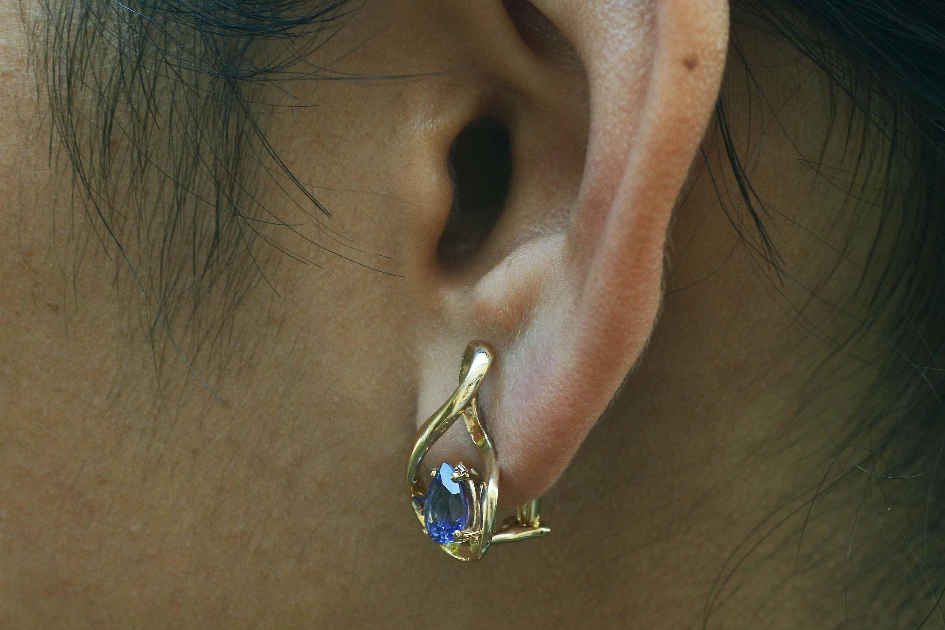 Modern Teardrop Tanzanite Earrings Lever Back 14 Karat Gold Figure 8 Infinity Vintage