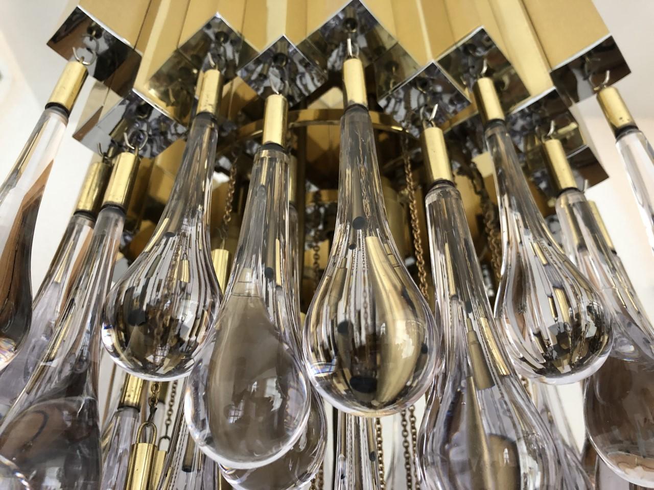 Teardrop glass Brass Long Chandelier by BD Lumica, Barcelona, 1970s In Good Condition For Sale In Badajoz, Badajoz