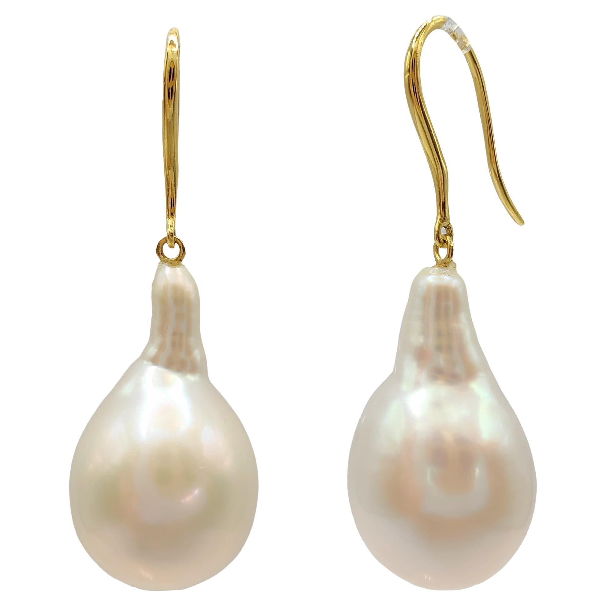 Pendientes de gota de perla barroca blanca en forma de lágrima con ganchos franceses de oro amarillo de 18 quilates