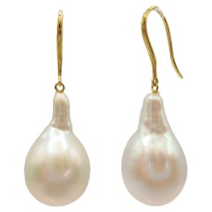 Pendientes de gota de perla barroca blanca en forma de lágrima con ganchos franceses de oro amarillo de 18 quilates