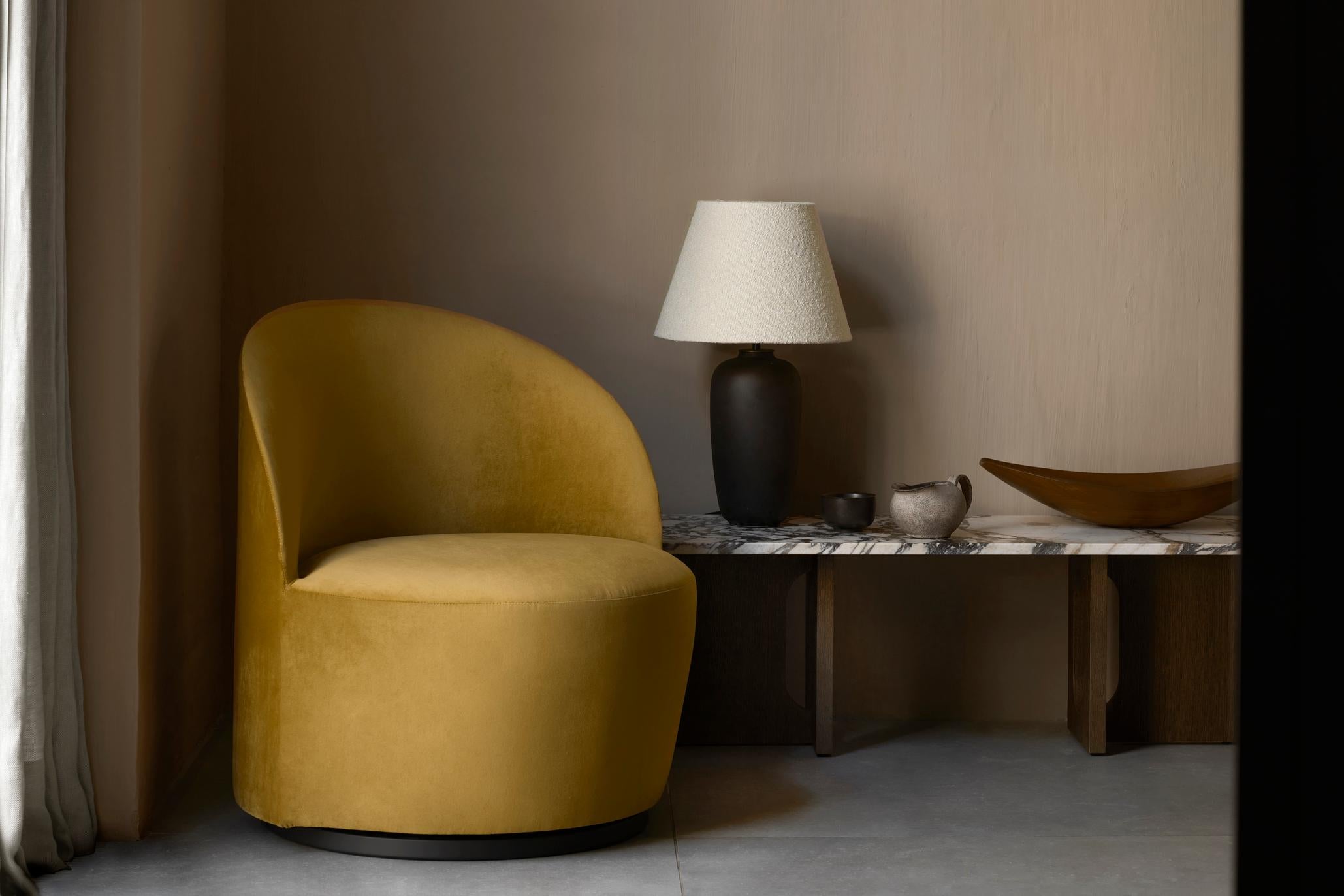 Il designer Nick Ross dimostra il potenziale delle forme geometriche semplici e del comfort avvolgente con la sua Tearoom Collection per Audo. La generosa Tearoom Lounge Chair, girevole con ritorno, è dotata di una base a zoccolo incassata e