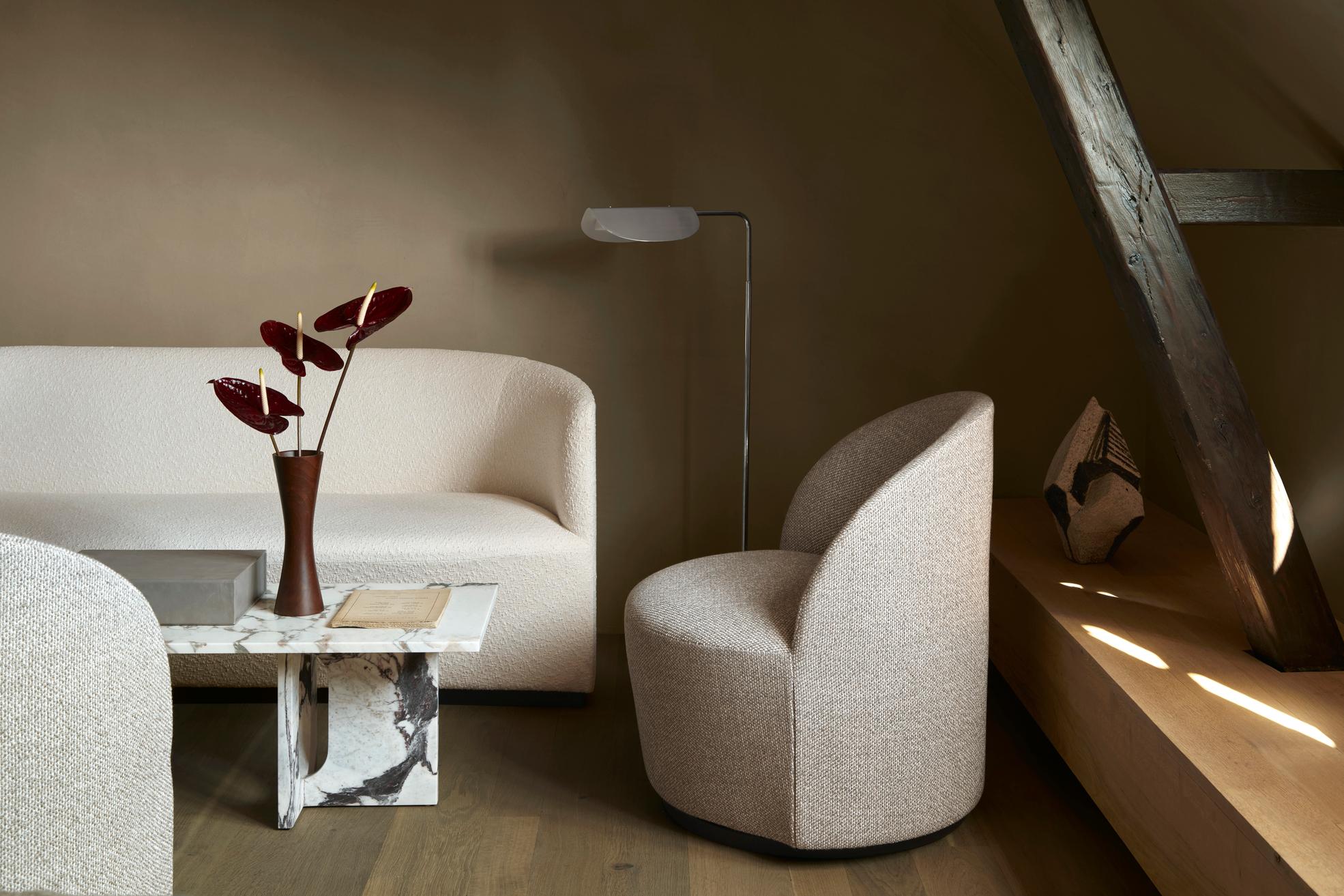 Designer Nick Ross demonstrates the potential of simple, geometric forms and cocooning comfort with his Tearoom Collection for Audo. The generously proportioned Tearoom Lounge Chair, Swivel with return features a 190° rotating recessed plinth base