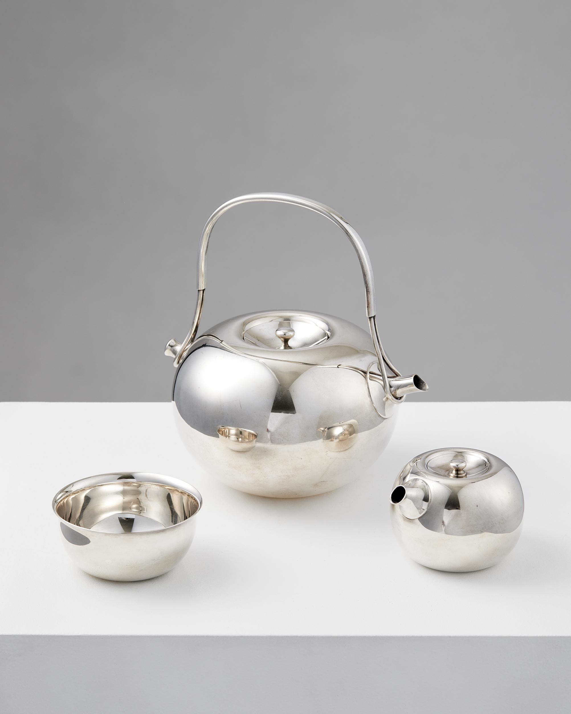Teaset designed by Vivianna Torun Bülow-Hube for Dansk International Designs Limited,
Denmark, 1964.

Silver-plated brass.

Stamped.

Teapot:
H: 21 cm / 8 1/4''
Diameter: 20 cm / 8''

Small teapot:
H: 7.5 cm /3''
Diameter: 8.5 cm / 3 1/4''

Bowl:
H: