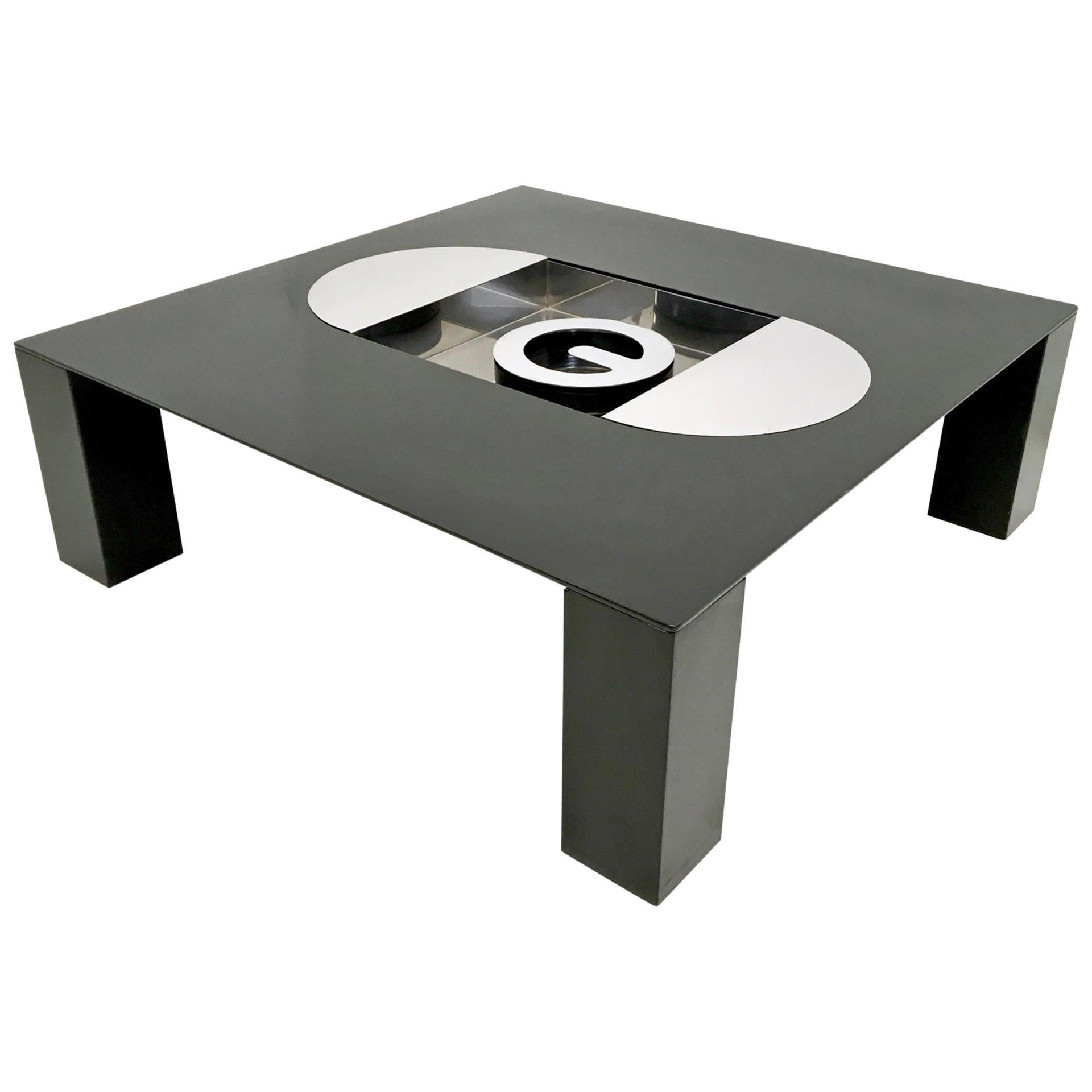 This is an elegant and sculptural squared coffee table mod. TEBE designed by Giovanni Offredi and produced by Saporiti, Italy, 1970s.
It is in lacquered wood and features chrome-plated metal parts.
This coffee table might show slight traces of use