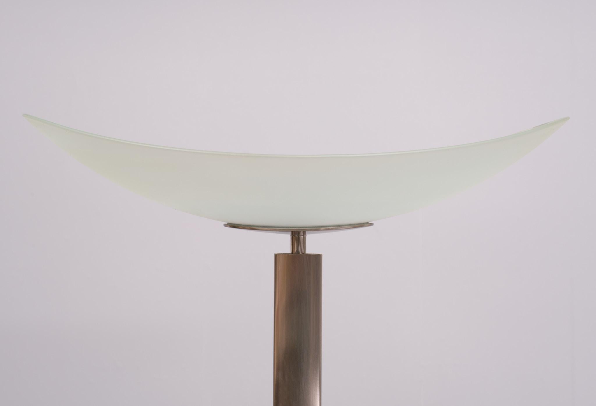 Bellissima lampada alogena da terra. Design di Ernesto Gismondi per Artemide nel 1985 Modello Tebe. Paralume in vetro dalla forma deliziosa. In un bellissimo alluminio color oro rosa  colore. Con dimmer. Firmato. Buone condizioni. 