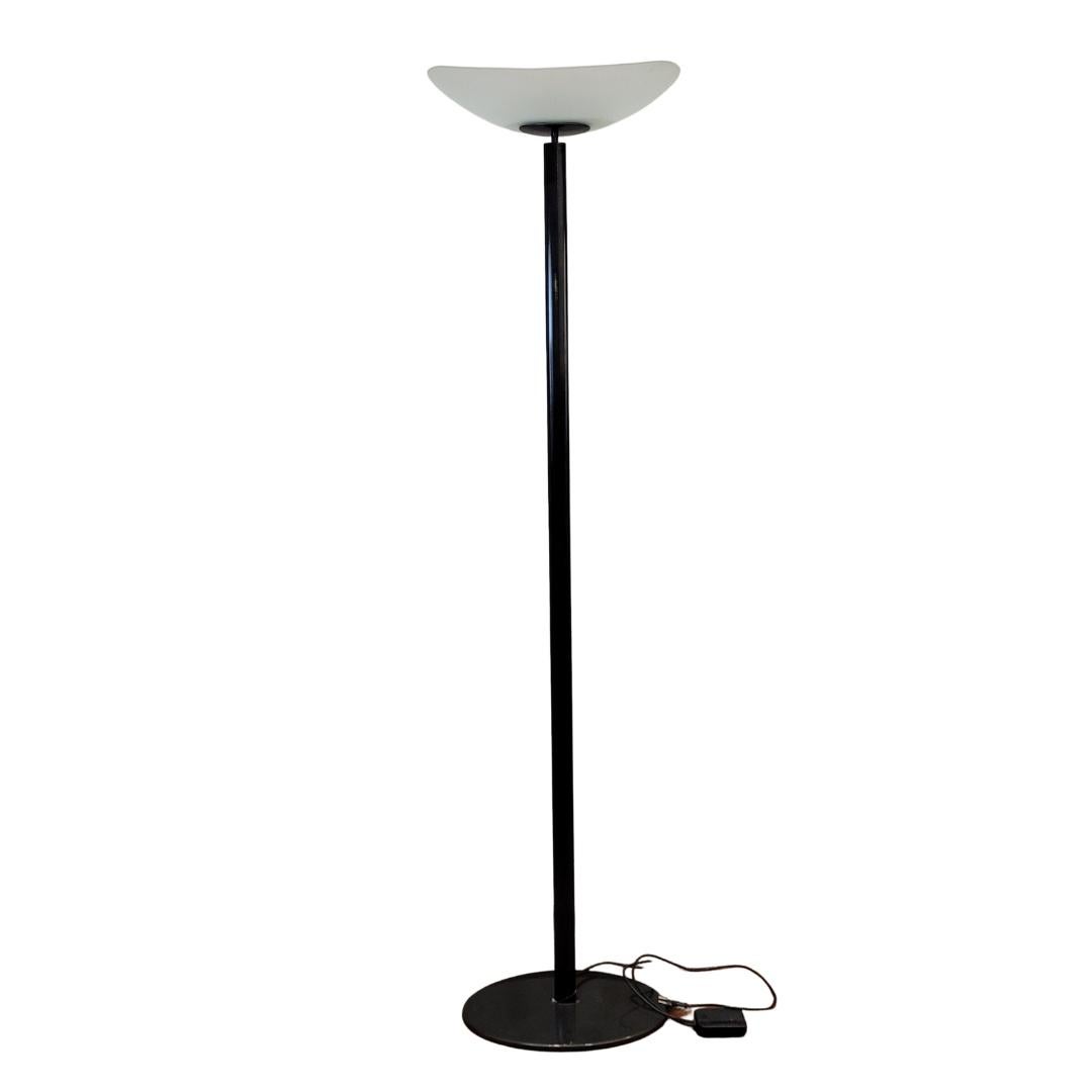Cette belle lampe très contemporaine est une création d'Ernesto Gismondi pour le groupe Artemide, dont il était l'un des fondateurs. Le lampadaire 