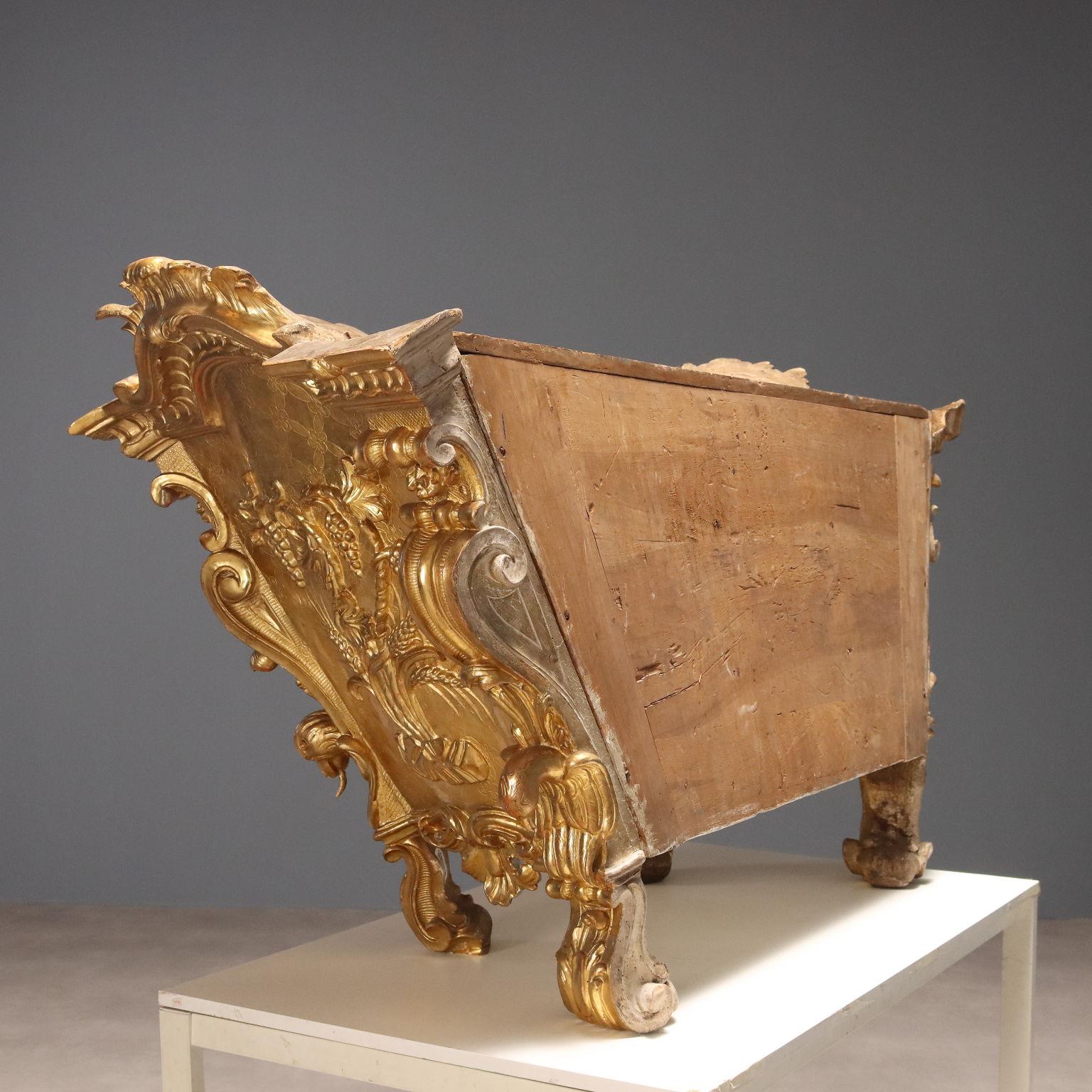 Coffret sculpté et doré Italie Première moitié du XVIIIe siècle en vente 11