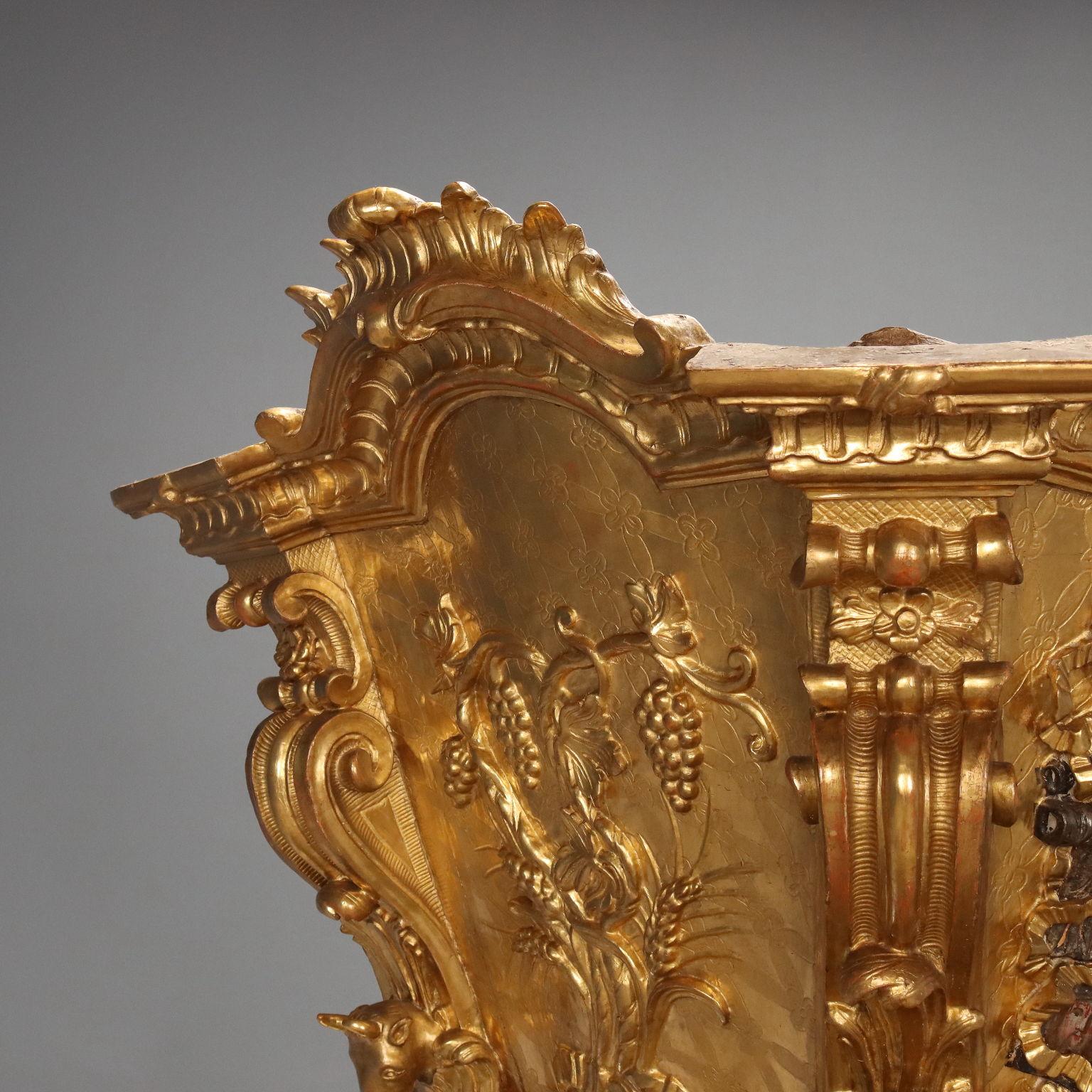 Coffret sculpté et doré Italie Première moitié du XVIIIe siècle État moyen - En vente à Milano, IT