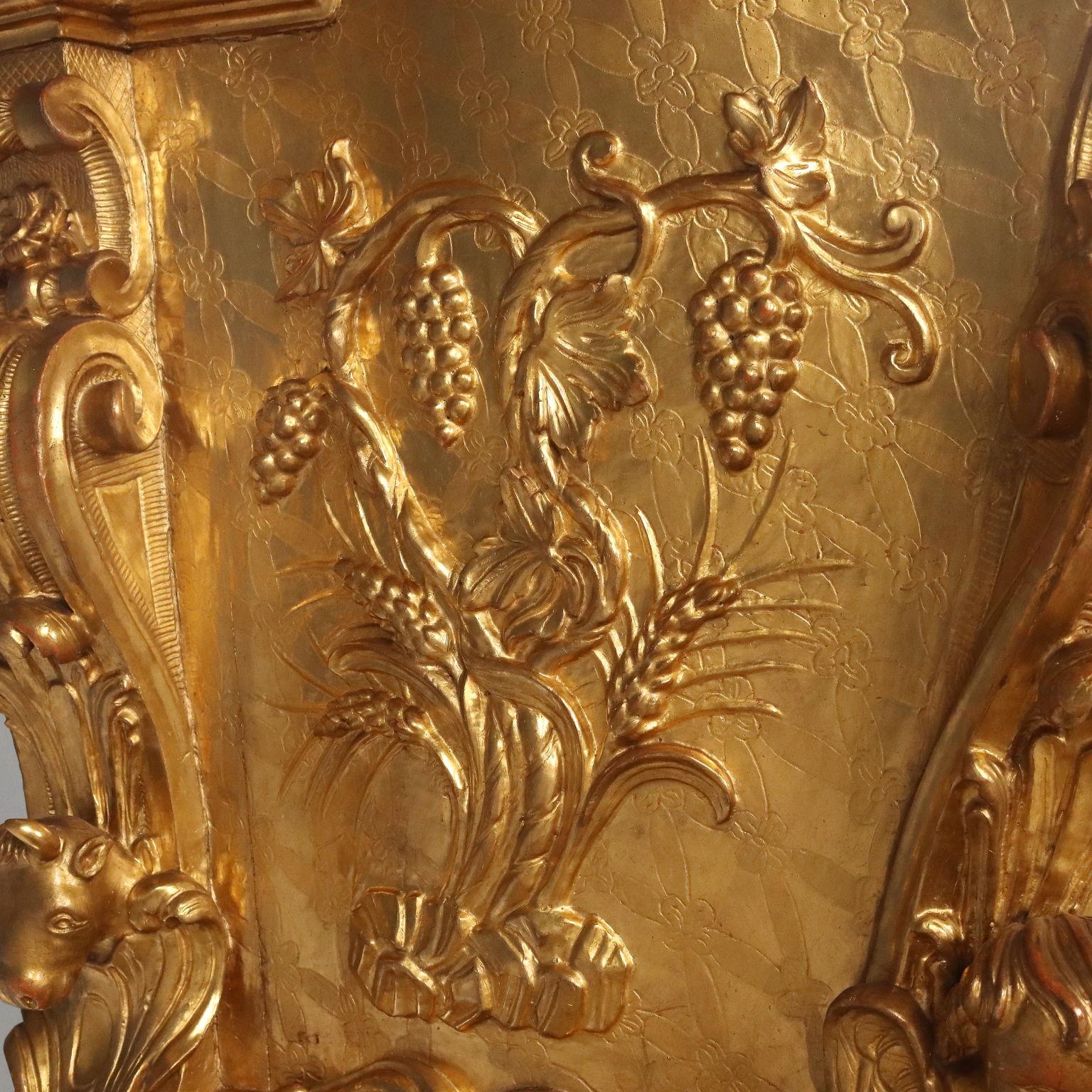 18th Century and Earlier Coffret sculpté et doré Italie Première moitié du XVIIIe siècle en vente