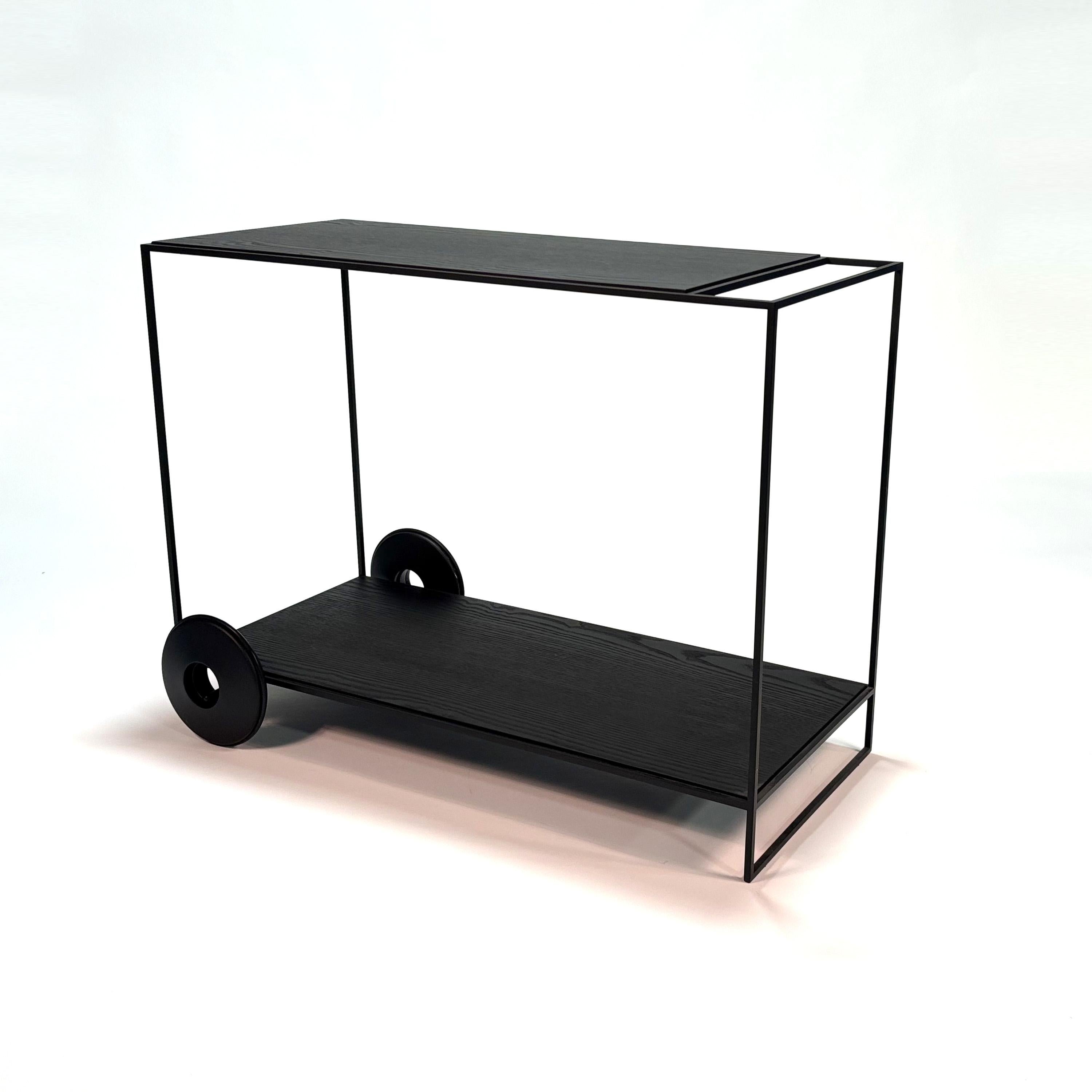 Chariot à thé Teca par Jader Almeida pour Sollos
2018

Acier au carbone peint en noir et frêne ébène.
