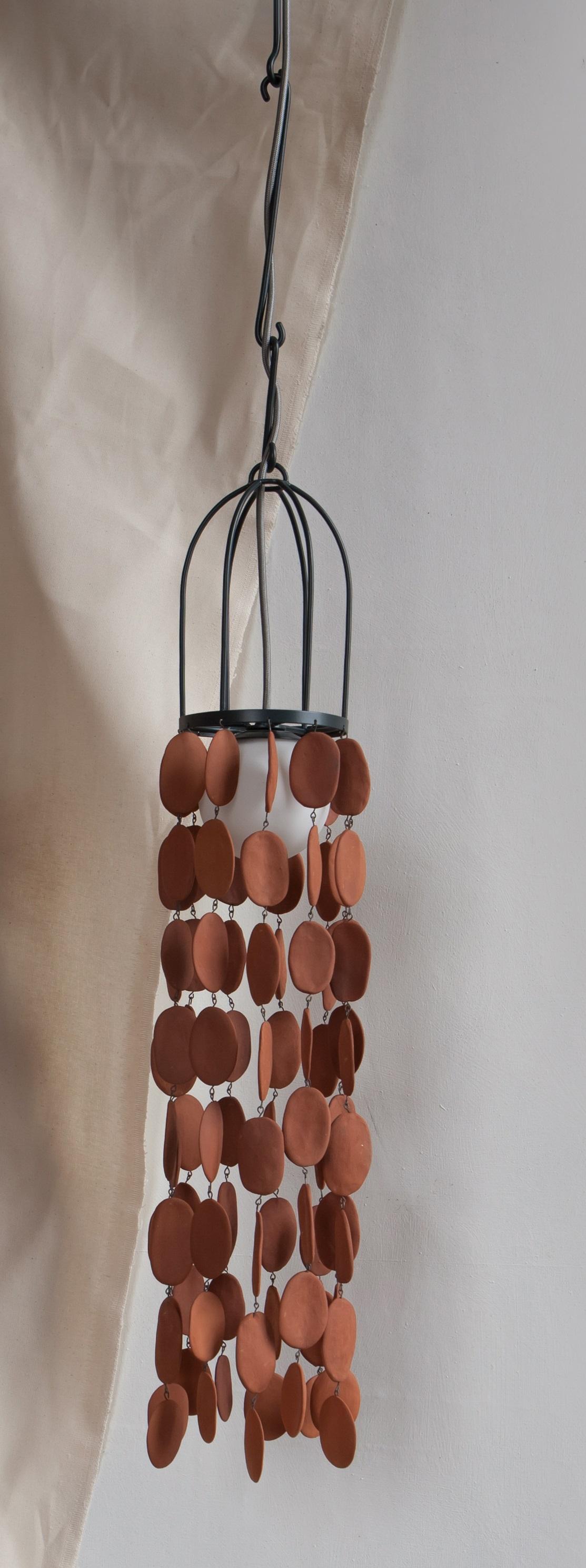 Lampada a sospensione Techiya di Yalanzhi Objects
Dimensioni: D. 13 x L. 13 x H. 73 cm. 
Materiali: Ceramica e metallo.

Su tua richiesta, la lampada può essere dipinta in qualsiasi colore della nostra tavolozza. Tieni presente che gli articoli