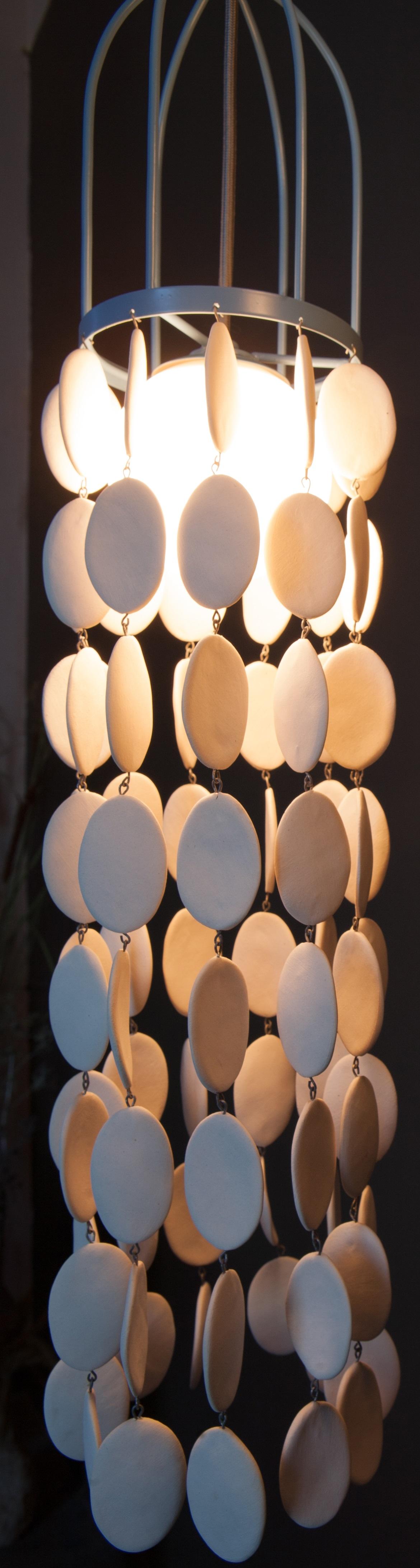 Lampada a sospensione Techiya di Yalanzhi Objects
Dimensioni: D. 13 x L. 13 x H. 73 cm. 
Materiali: Ceramica e metallo.

Su tua richiesta, la lampada può essere dipinta in qualsiasi colore della nostra tavolozza. Tieni presente che gli articoli
