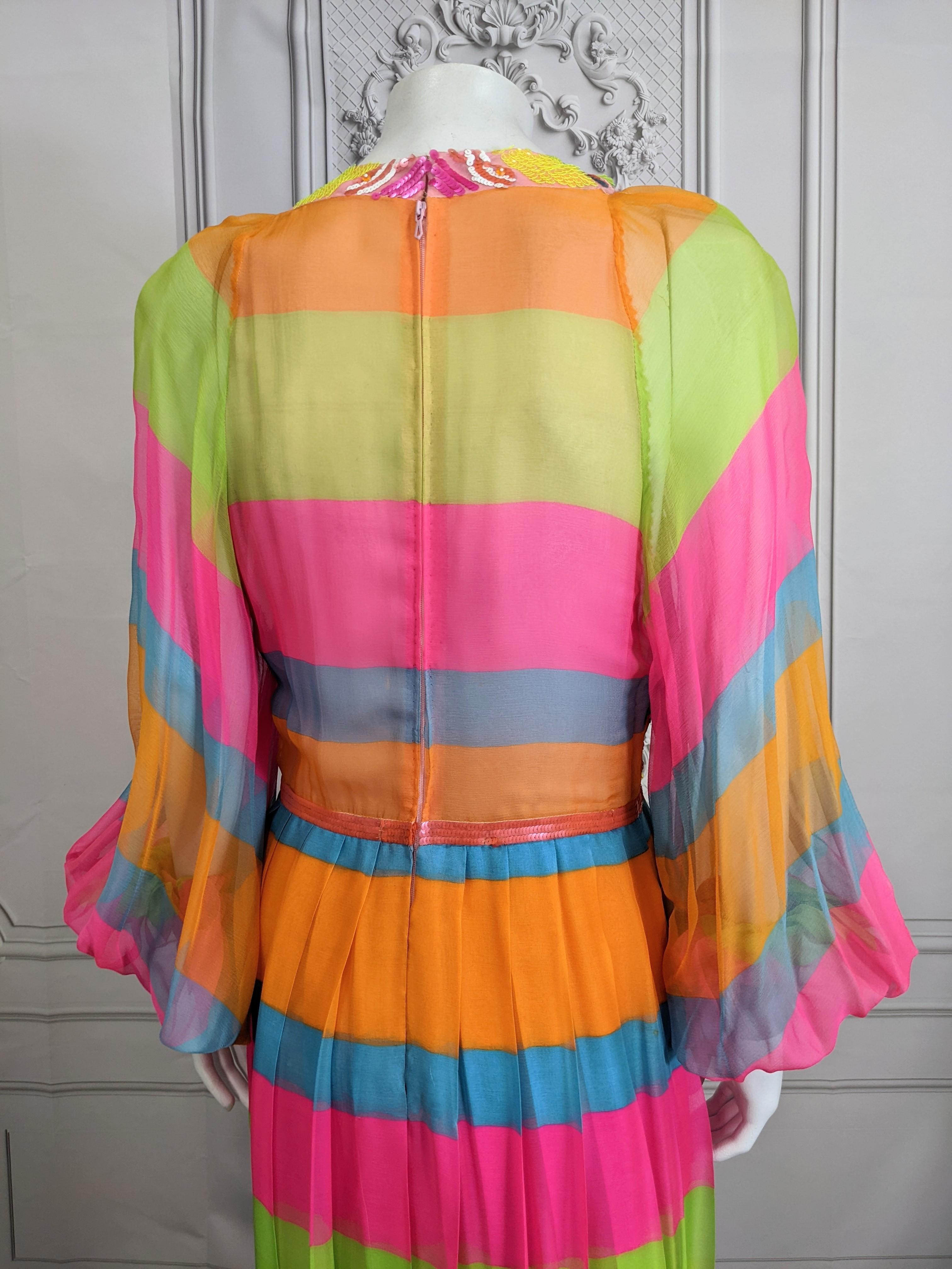 Abito in chiffon di seta in technicolor e paillettes in vendita 5