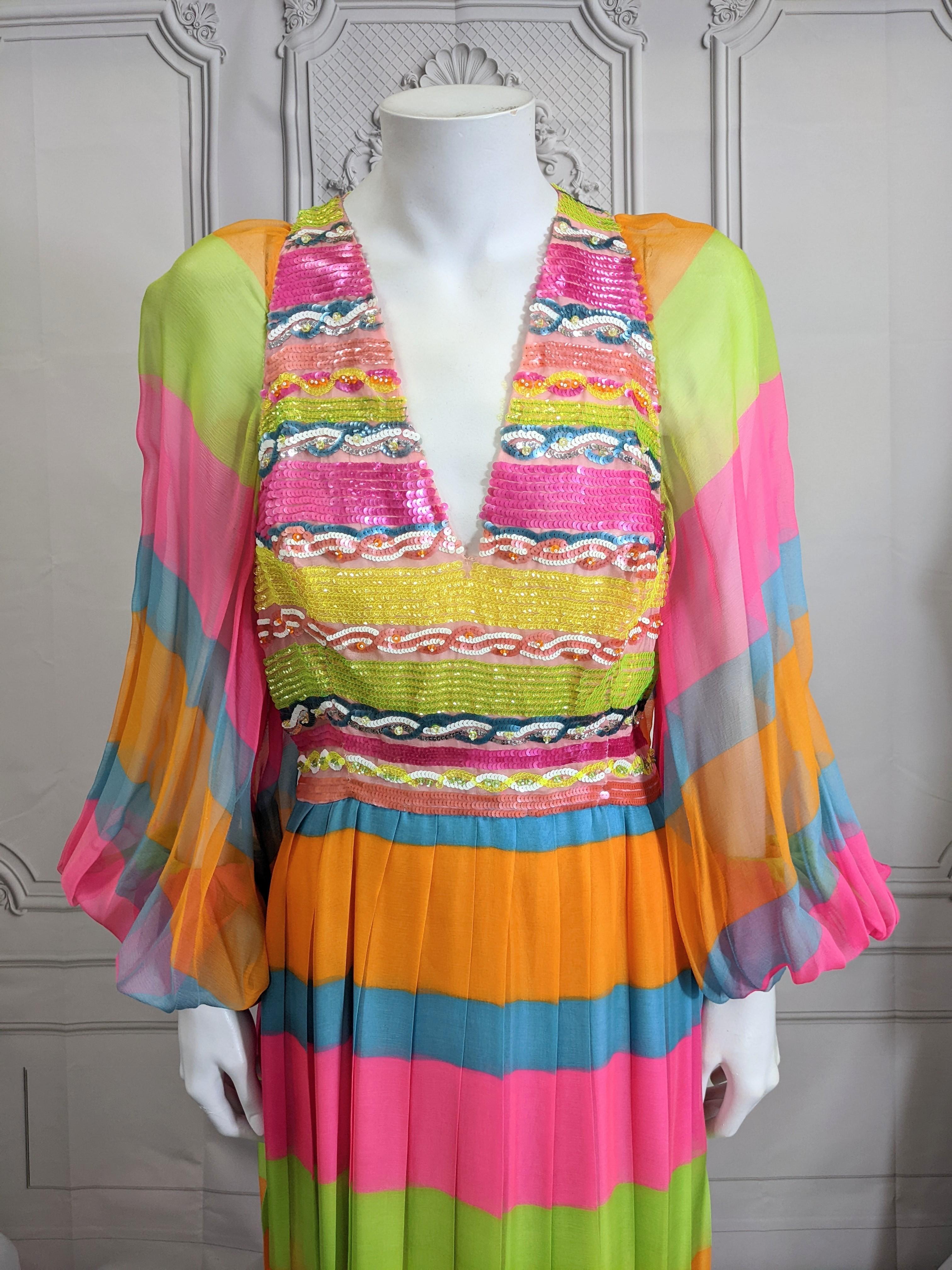 Technicolorfarbenes Kleid aus Seide, Chiffon und Pailletten (Braun) im Angebot