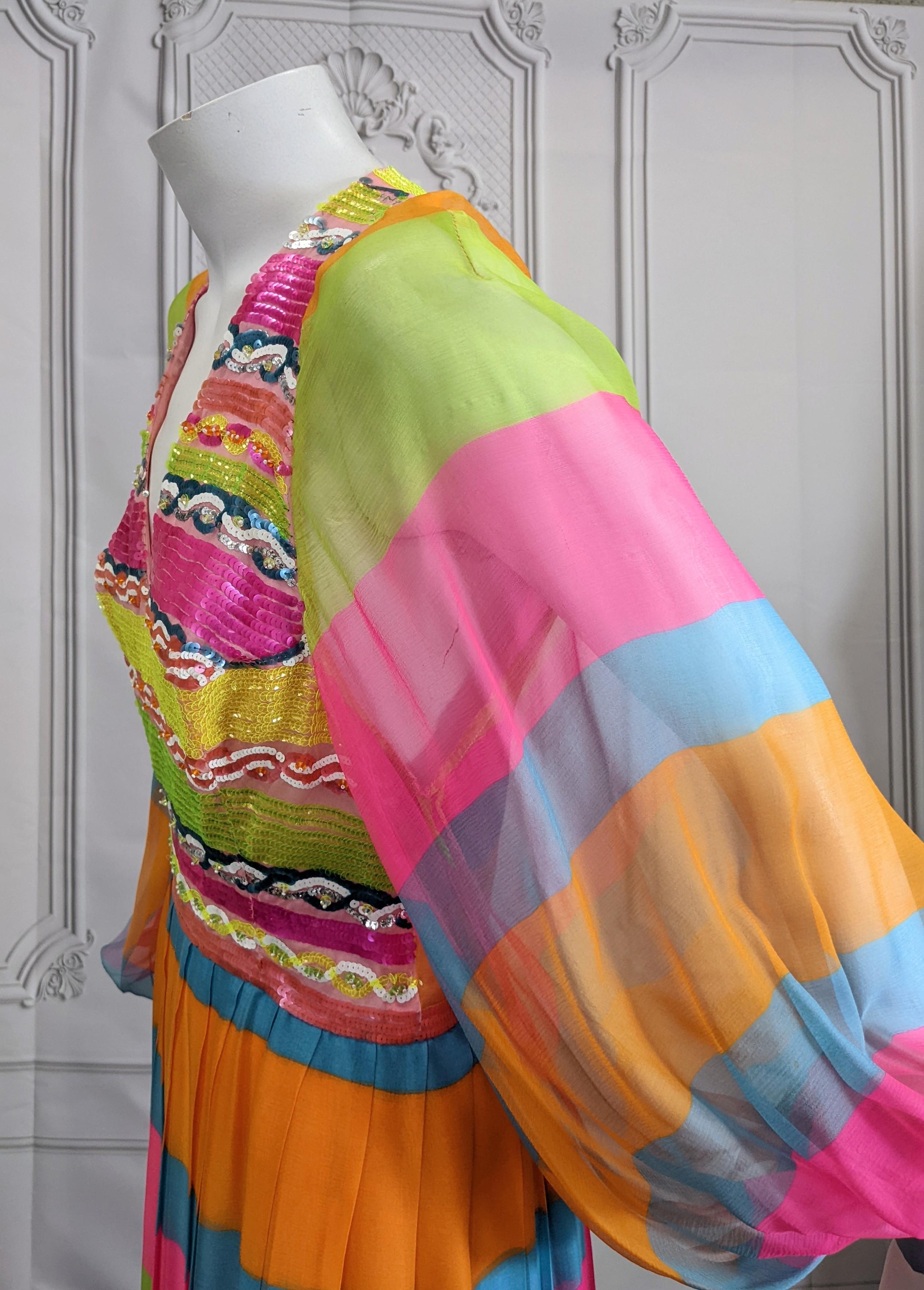Technicolorfarbenes Kleid aus Seide, Chiffon und Pailletten im Angebot 3