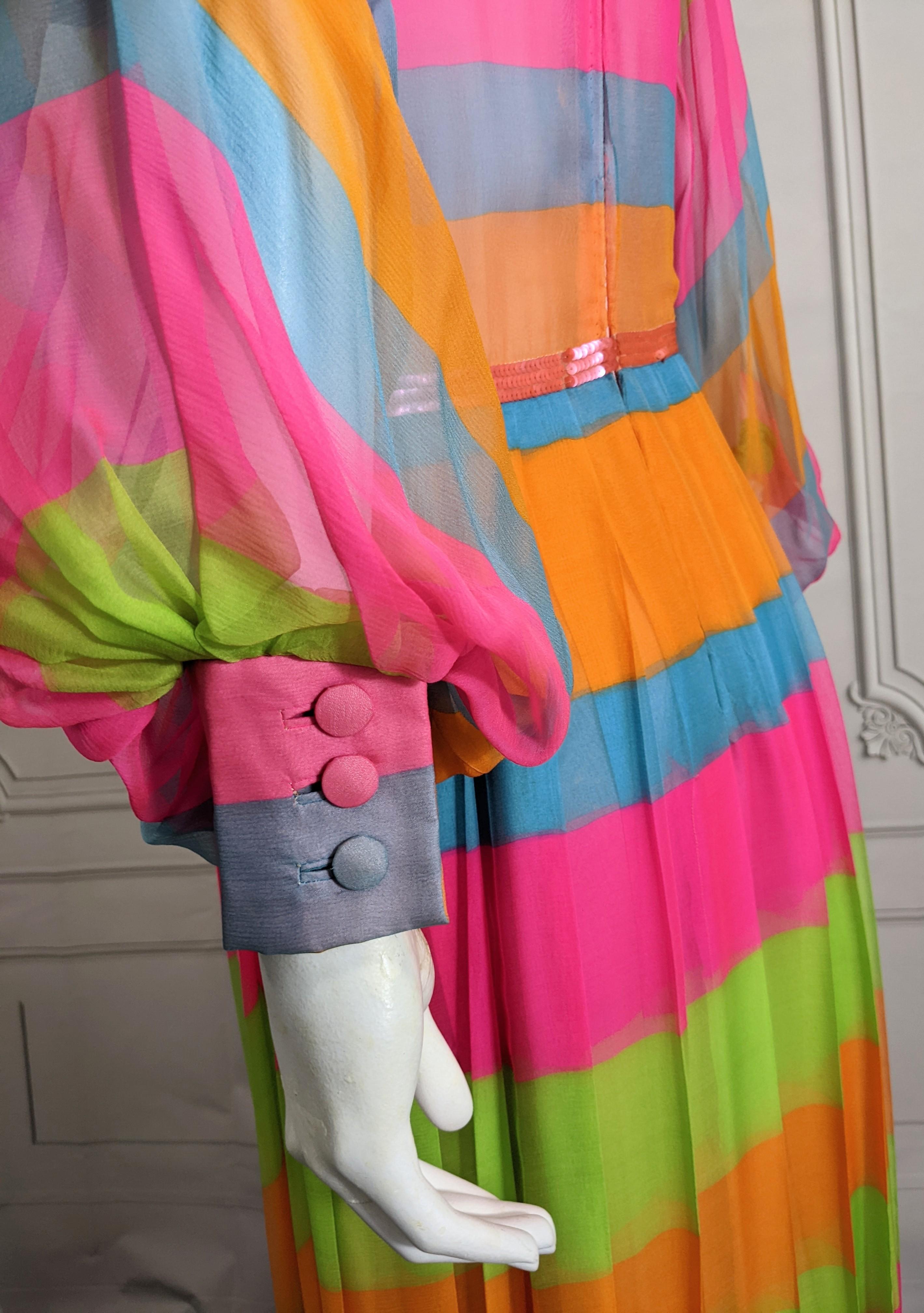 Abito in chiffon di seta in technicolor e paillettes in vendita 3