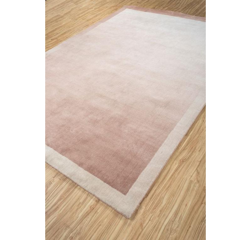 Sind Sie bereit, sich auf eine Reise der Ruhe und des Stils zu begeben? Wir stellen unseren handgewebten Teppich vor, ein Meisterwerk des modernen Designs. Zarte Fäden verflechten sich zu einfachen, aber eleganten Mustern, die mit Sorgfalt zu den