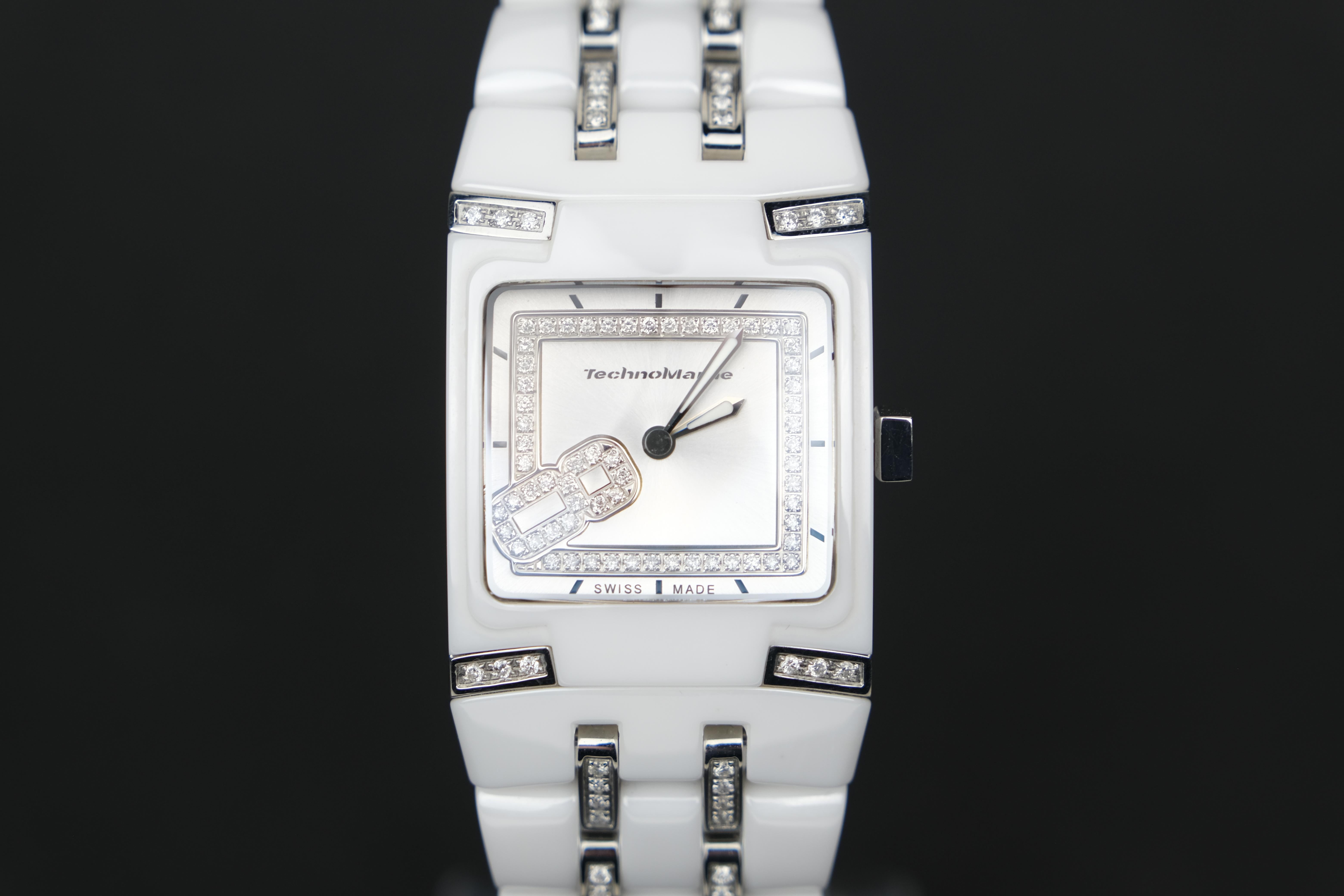 The watch is presented in a polished white ceramic with a stainless steel back and accents. This rare version holds 102 round brilliant cut diamonds ranging in colour from H to I. A great rectangular design. This is a perfect Technomarine timepiece