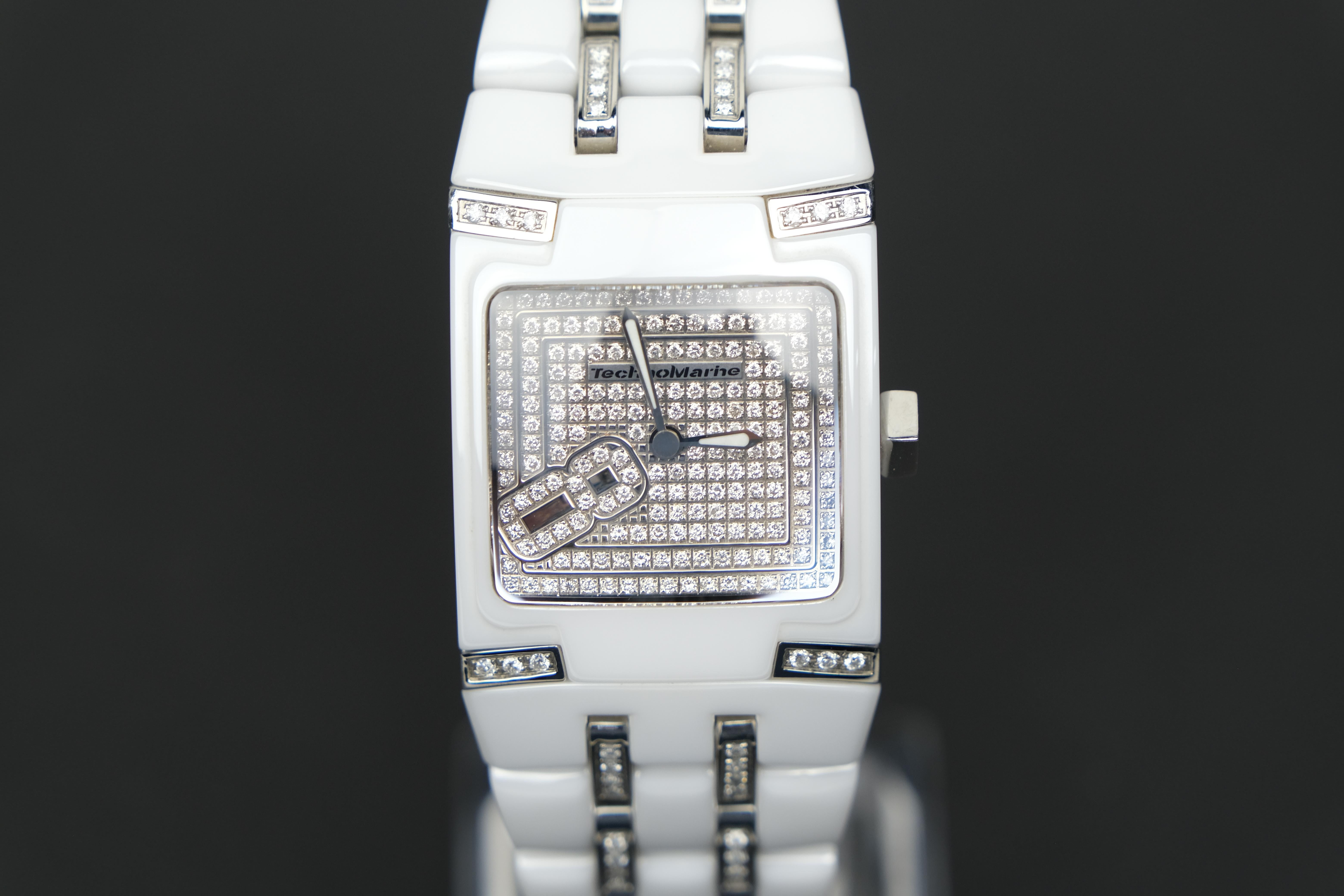 The watch is presented in a polished white ceramic with a stainless steel back and stainless steel accents. This extremely rare 'paved' version holds 263 separate round brilliant cut diamonds fully covering the face. A great rectangular design. This