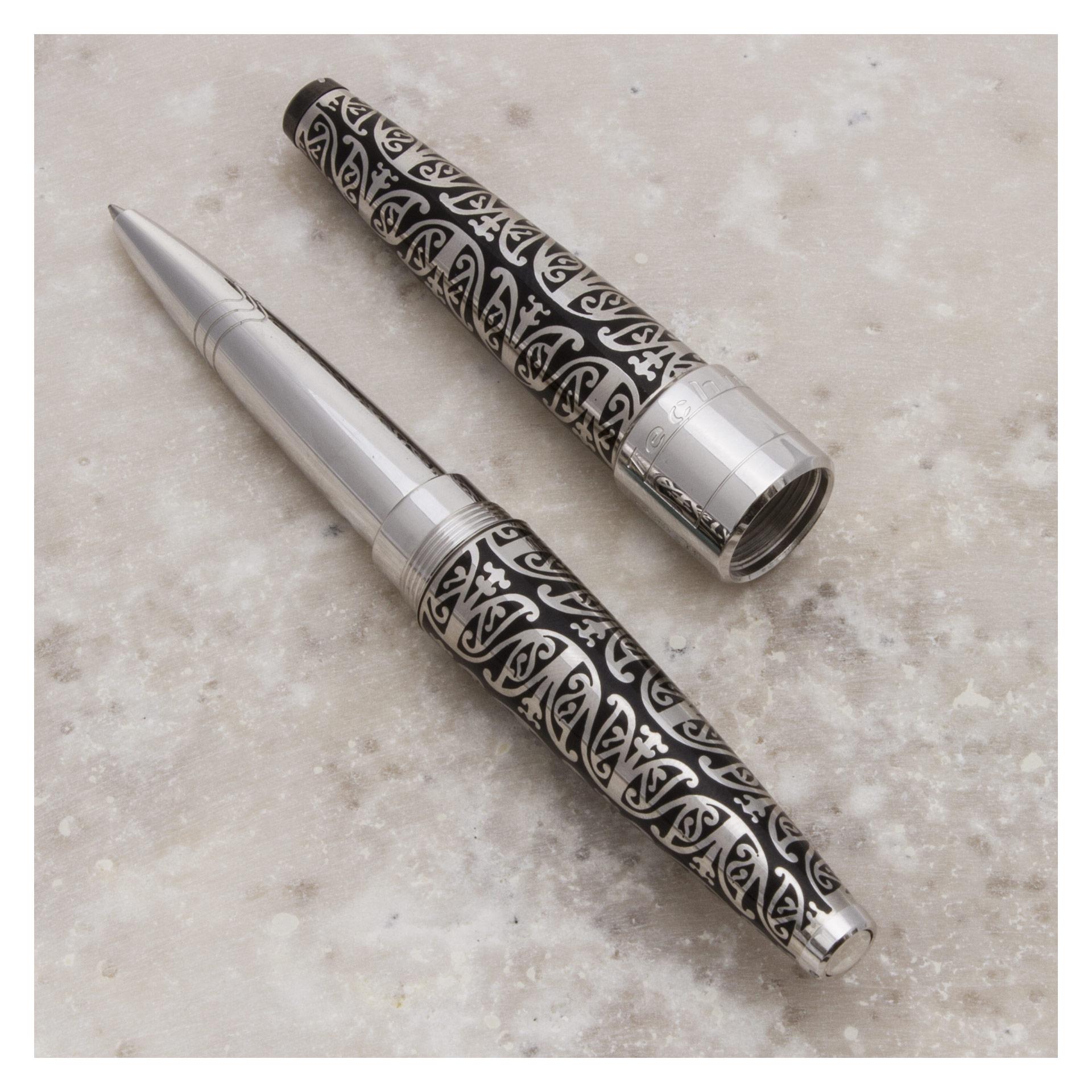 Penna a sfera TechnoMarine Maori in edizione limitata in acciaio inossidabile con smalto nero. Prodotto in Francia. Numerati singolarmente. Nuovo, completo di scatola di presentazione e documenti.
