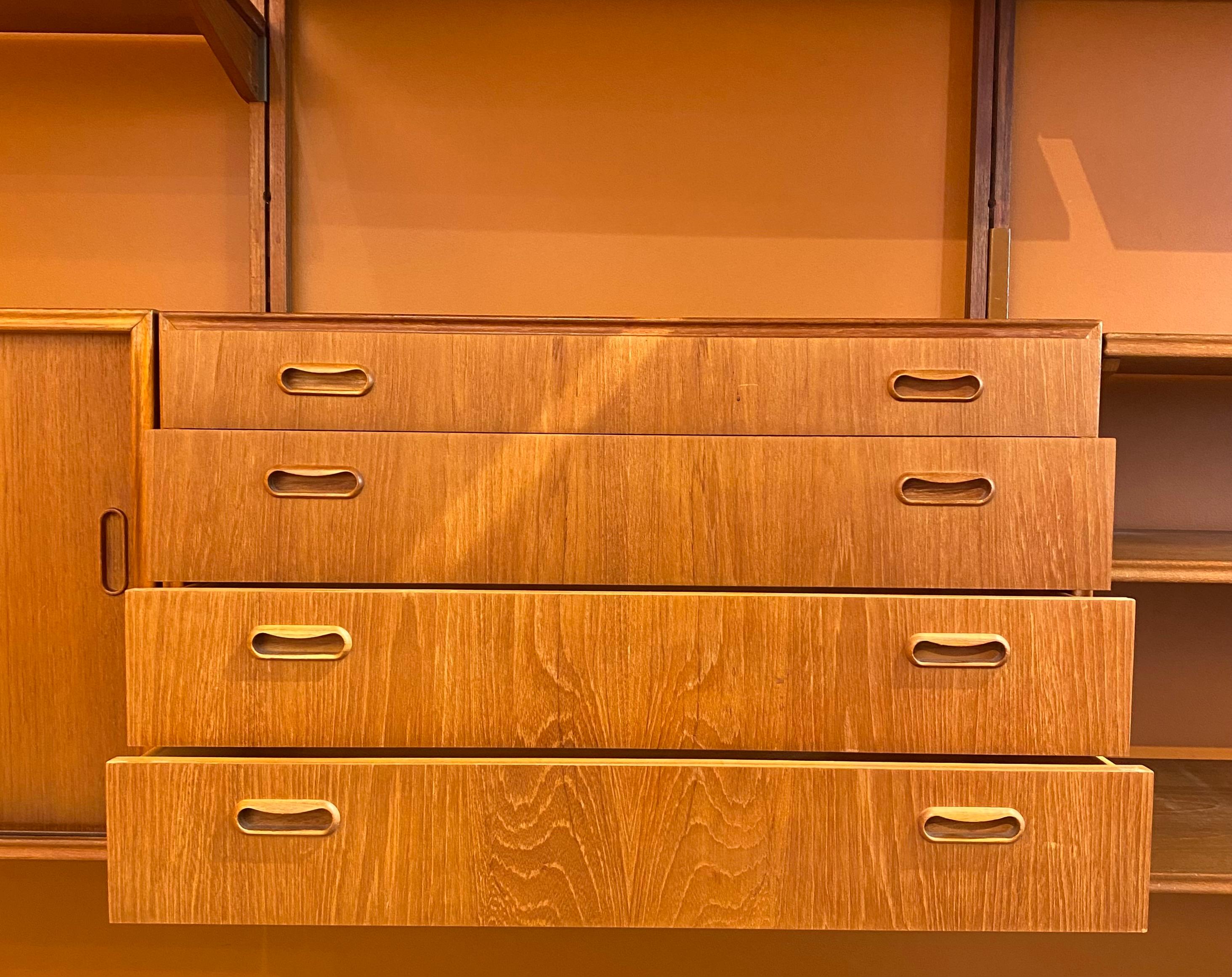 Libreria a muro Teck, design danese nello stile di Poul Cadovius, circa 60 anni. In condizioni buone in vendita a Renens, CH