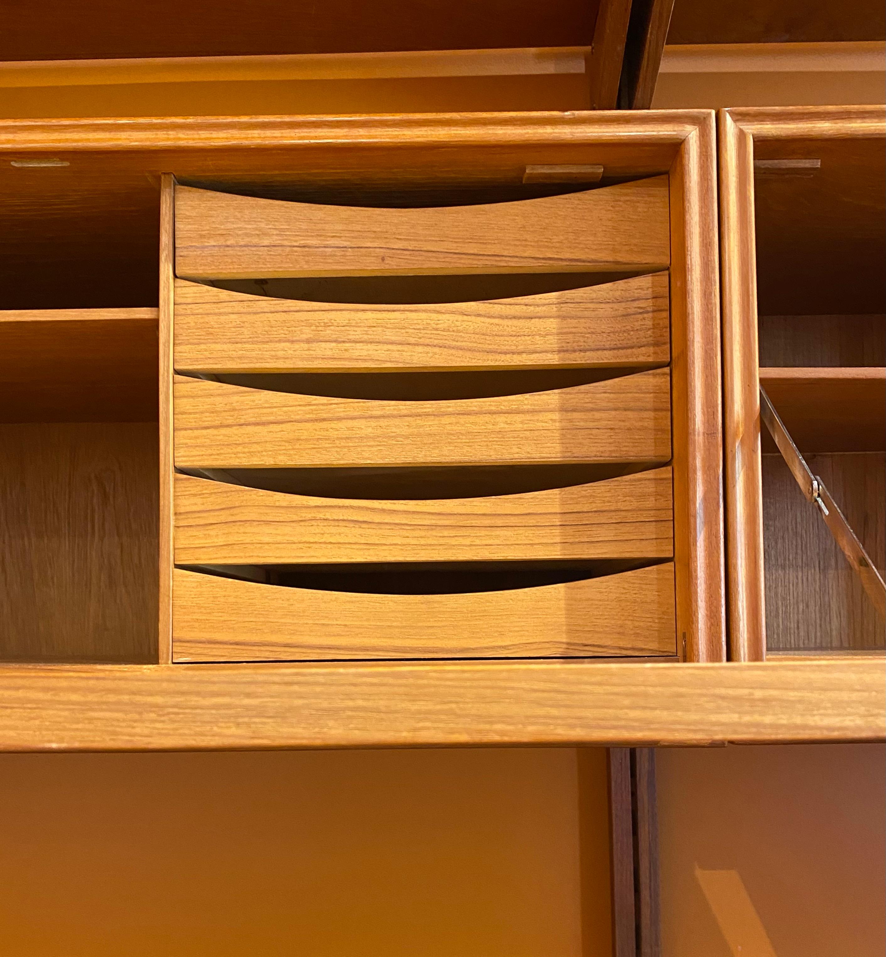 Metà XX secolo Libreria a muro Teck, design danese nello stile di Poul Cadovius, circa 60 anni. in vendita