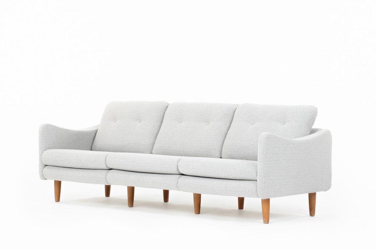 3-seat sofa from Michel Mortier for Steiner in 1950 (stamp under the seat)
8 feet and structure in wood, foam and grey fabric (new).
A classic piece of the 20th century
