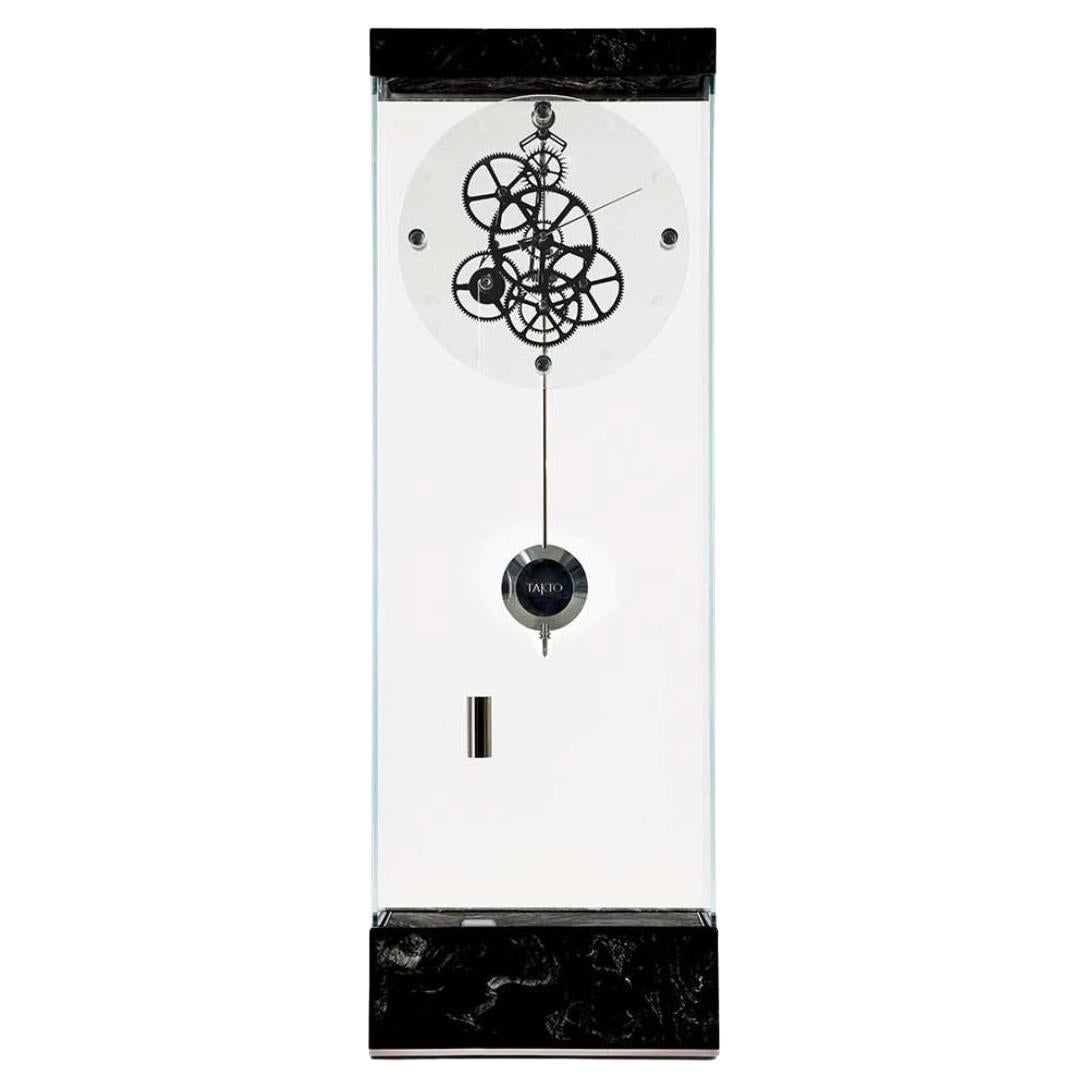 Die von Gianfranco Barban für Teckell entworfene Bodenpendeluhr Adagio ist Teil der Takto Zeitmesser-Kollektion. Die klare Kristallglasstruktur dieses eleganten Zeitmessers gibt den Blick auf den schönen Graham-Hemmungsmechanismus im Inneren frei.