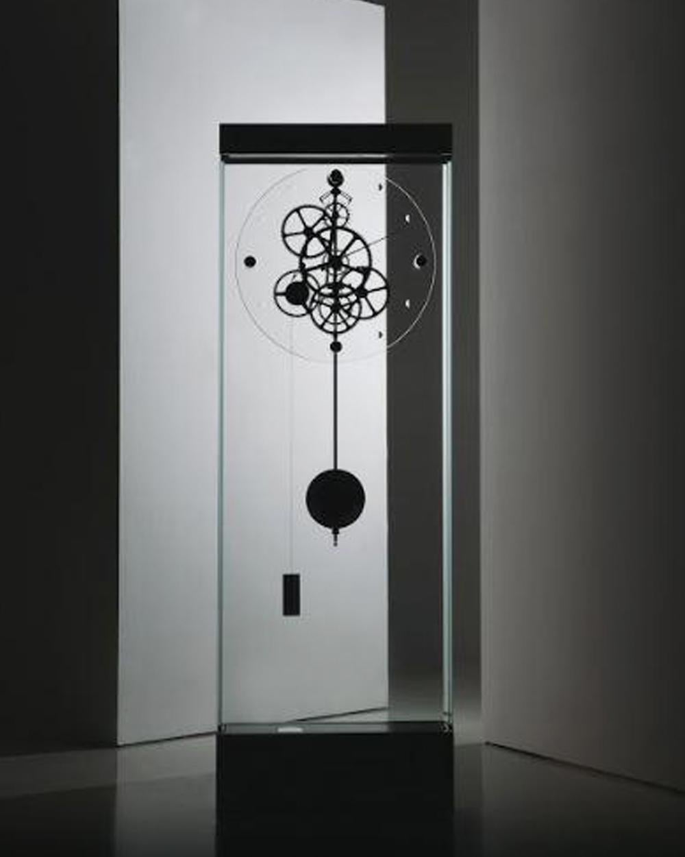 Die von Gianfranco Barban für Teckell entworfene Bodenpendeluhr Adagio ist Teil der Takto Zeitmesser-Kollektion. Die klare Kristallglasstruktur dieses eleganten Zeitmessers gibt den Blick auf den schönen Graham-Hemmungsmechanismus im Inneren frei.