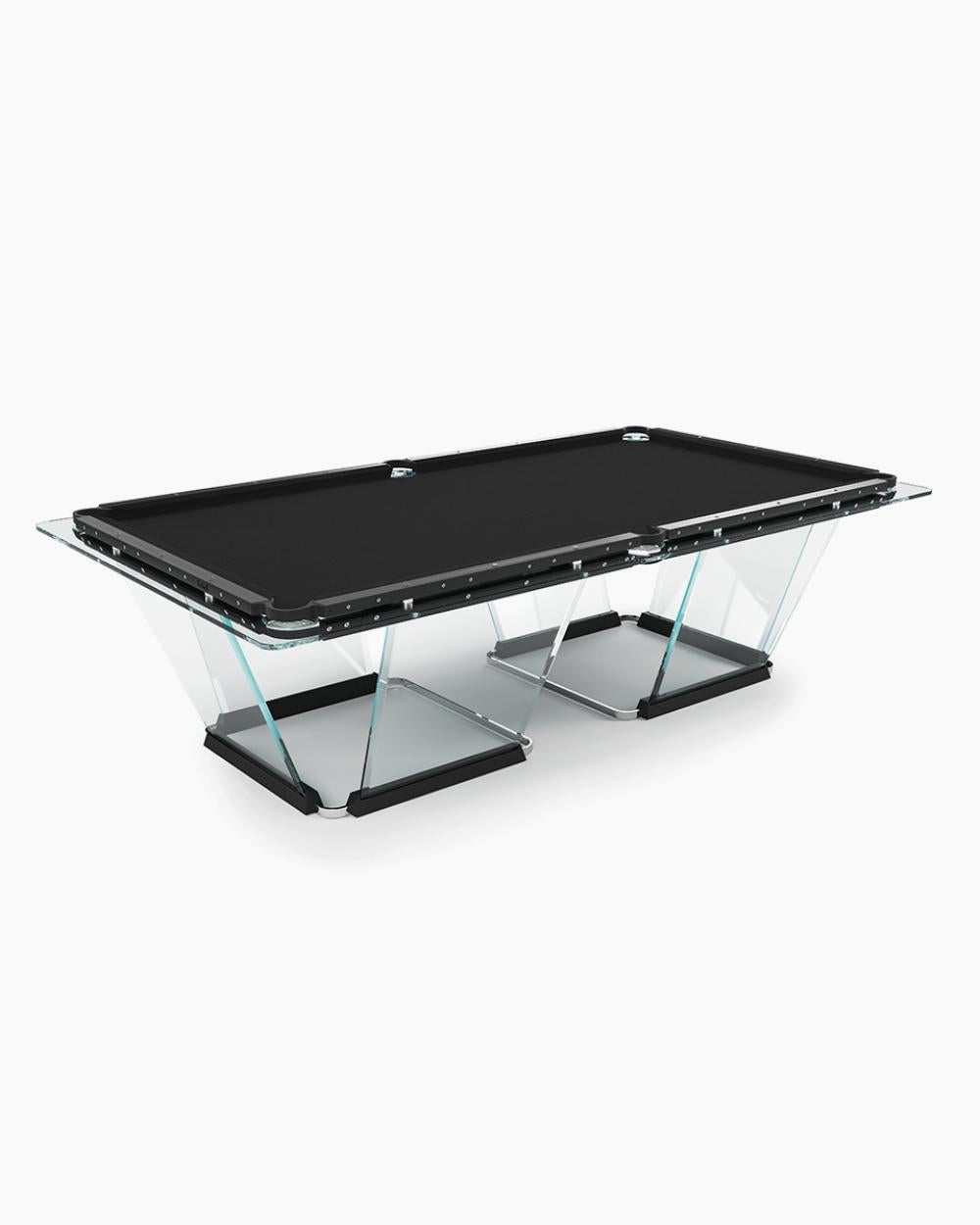 T1.1 Schwarzer Billardtisch mit schwarzer Zierleiste lockt sowohl Designliebhaber als auch Spitzenspieler an. Das Licht tanzt über die handgefertigten Glasflächen und schimmert, wenn es auf die schwarzen Aluminiumschienen trifft. Das Spielfeld aus