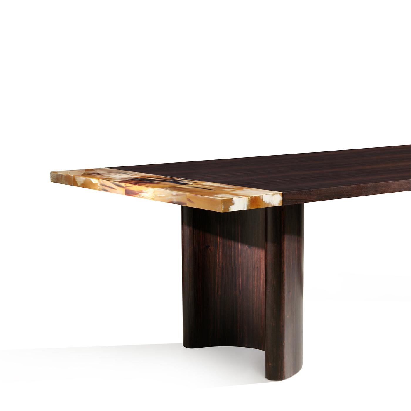Bois Table de salle à manger Tecla Amara en Wood Ebony avec détails en Horn par Arcahorn en vente