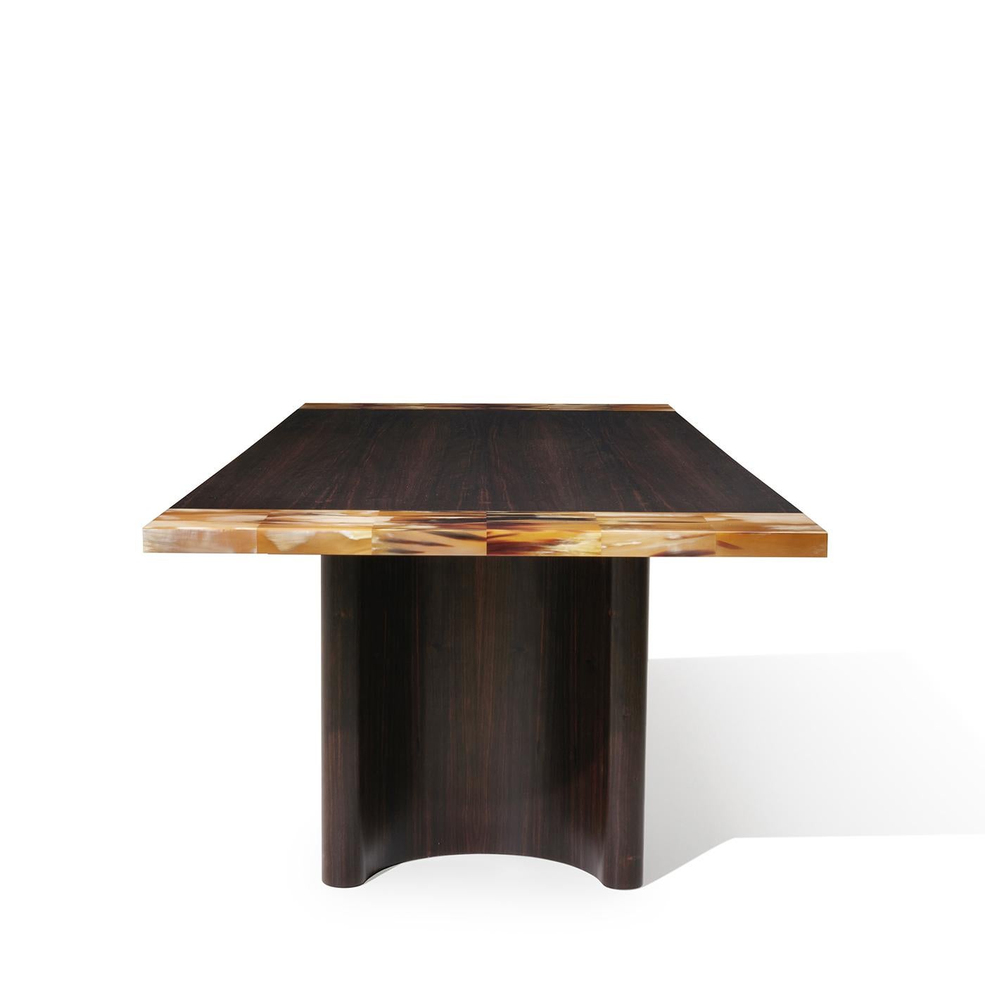 Table de salle à manger Tecla Amara en Wood Ebony avec détails en Horn par Arcahorn en vente 1
