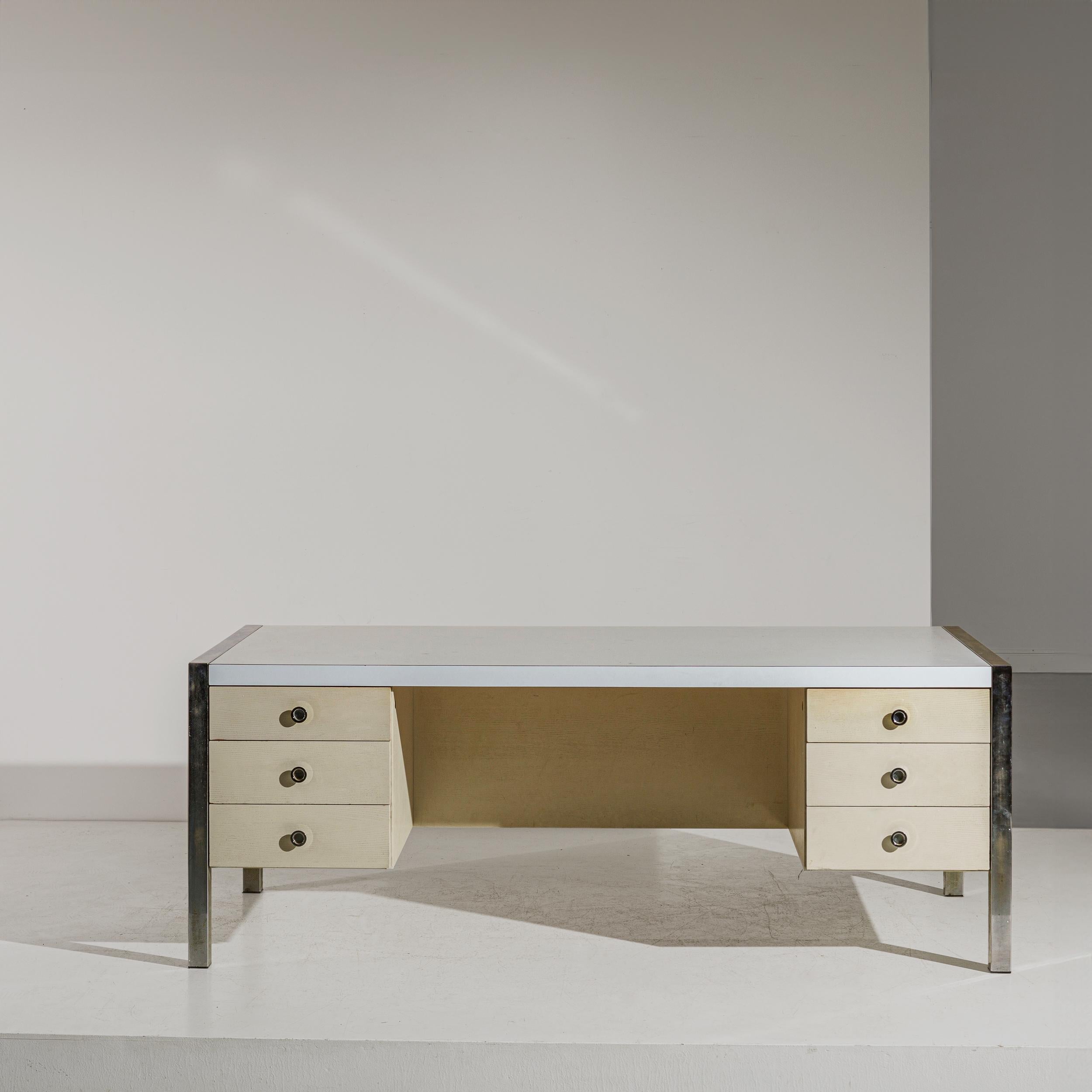 Bureau modèle Tecnika produit par Poltronova à la fin des années 1960 / 1970. Cette pièce est souvent attribuée à Ettore Sottsass, dont la Collaboration avec Poltronova a défini une grande partie de l'identité avant-gardiste de l'entreprise.

Le
