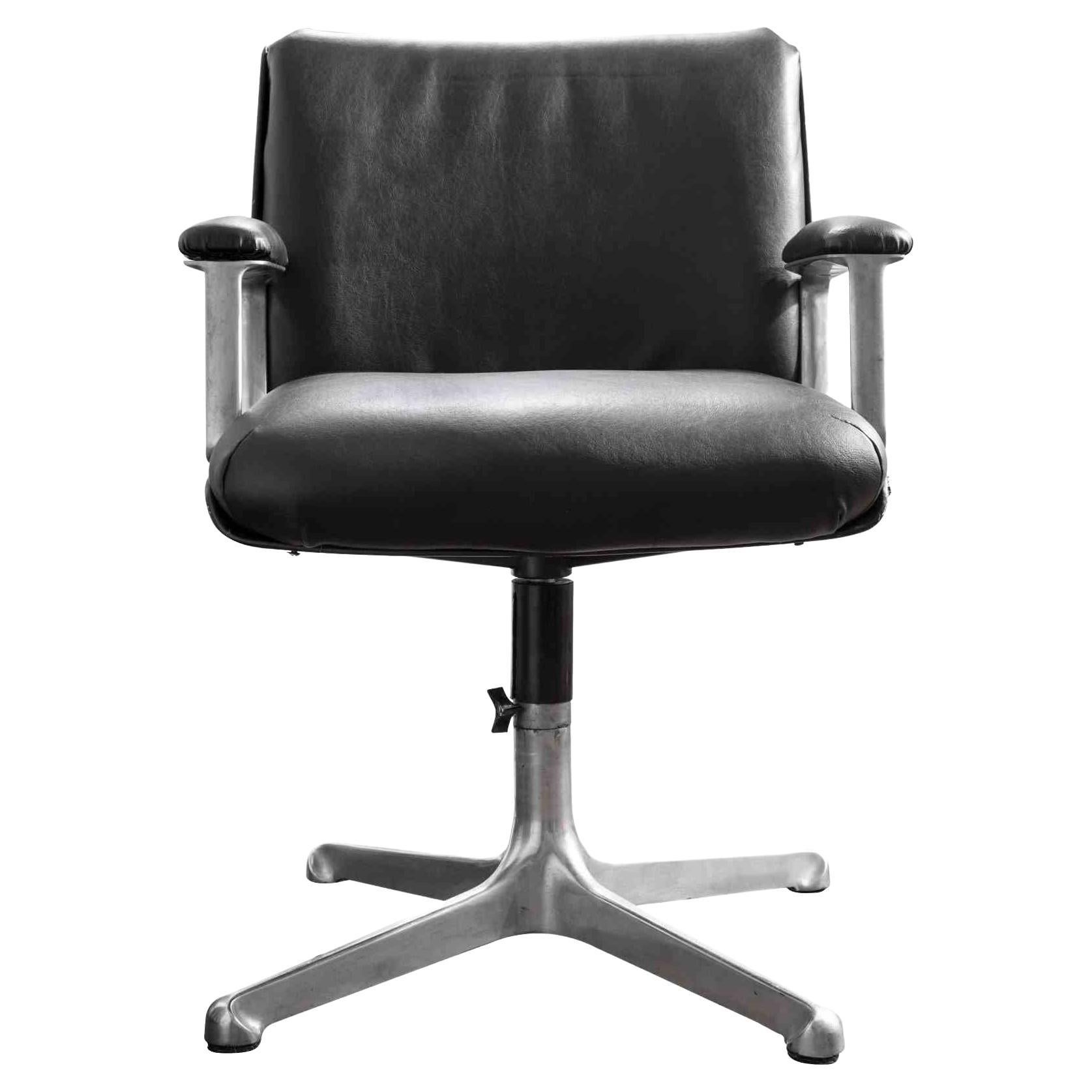 Tecno armchair is an original design furniture realized in the 1970s.

Swivel armchair in black leather.

Made in Italy.

Total dimensions: 90 x 50 x 50 cm. The weight is indicative. 

Mint conditions.