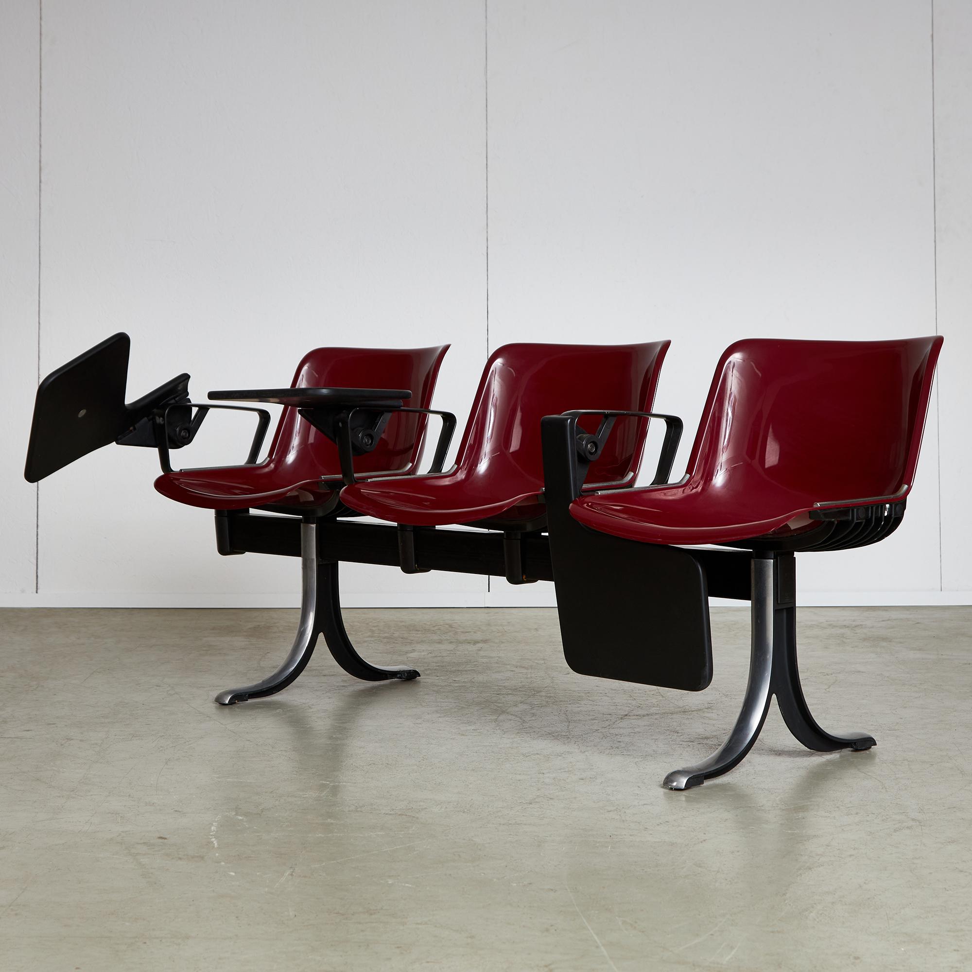 Découvrez l'alliance parfaite de l'élégance contemporaine et de la fonctionnalité pratique avec ce superbe meuble de bureau 3 places, conçu de main de maître par Osvaldo Borsani pour Tecno. Que vous souhaitiez créer un espace de travail dynamique ou
