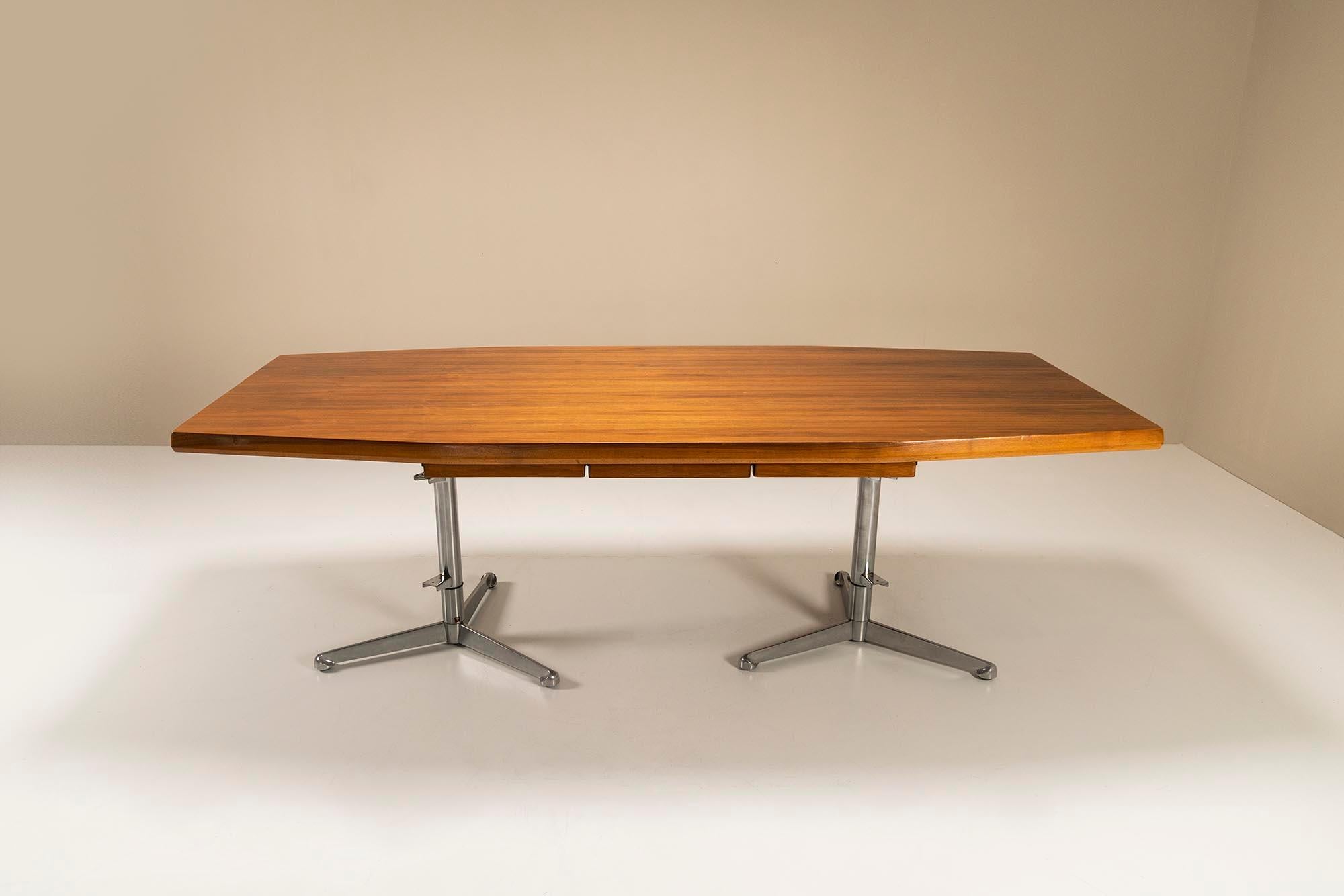 This Italian 1950s desk, which can also serve as a table, exudes an unprecedented class and elegance. The very solid boat-shaped top is made of walnut wood and shows a beautiful drawing. Italian walnut is seen as one of the most beautiful and that