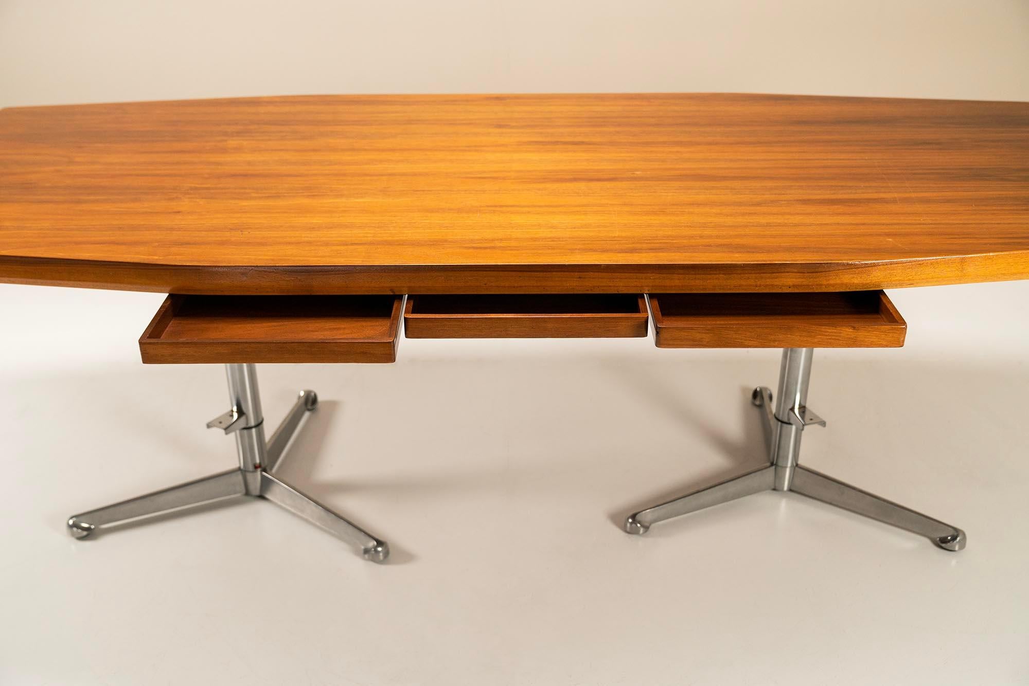 Mid-20th Century Tecno Executive Desk in Walnut and Cast Aluminum by Osvaldo Borsani, Italy 1950s