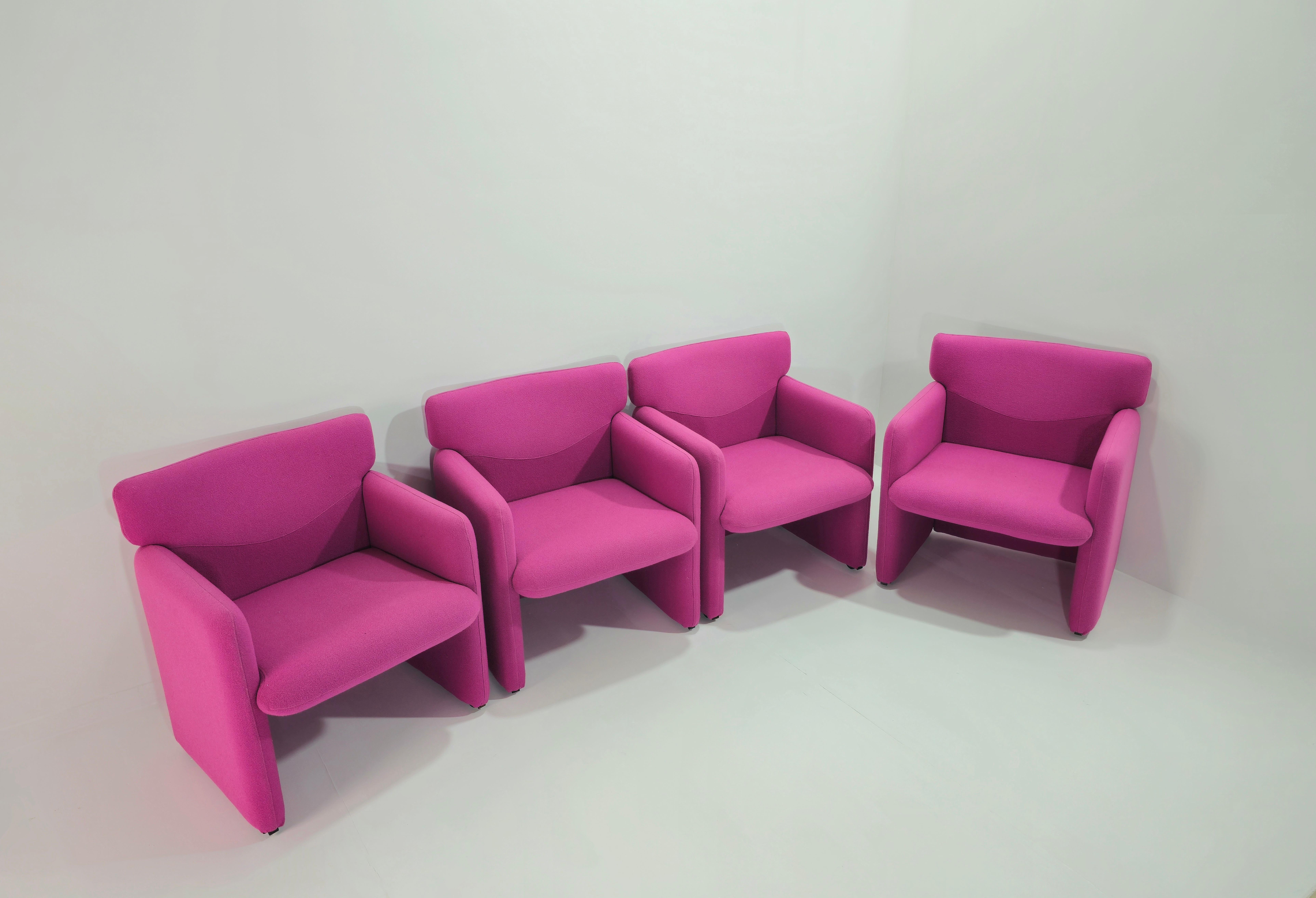 Quatre fauteuils Tecno modèle PS148 en tissu de couleur cyclamen du milieu du siècle  Italie 80s Excellent état - En vente à Palermo, IT