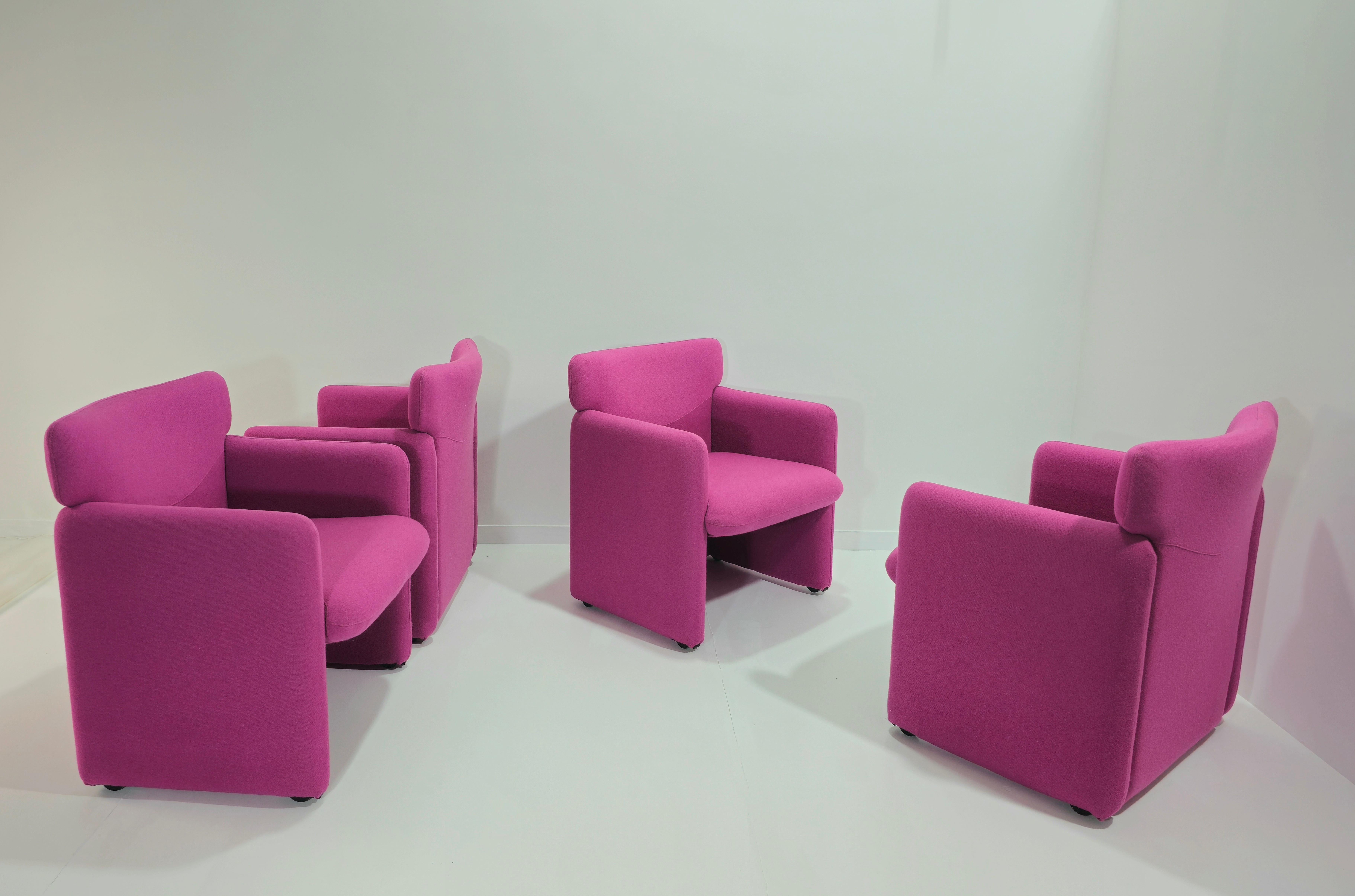 Quatre fauteuils Tecno modèle PS148 en tissu de couleur cyclamen du milieu du siècle  Italie 80s en vente 1
