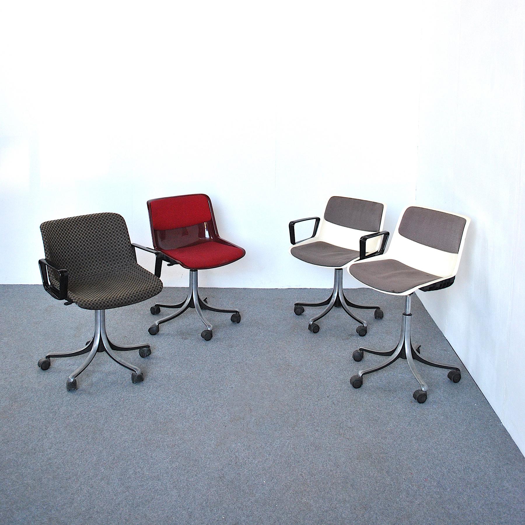 Set of three chairs in plastic and metal alloy, two pieces with armrests and one without, Modus series, Tecno production, datable to around the end of the 1970s. (Fifth piece not visible in burgundy color).