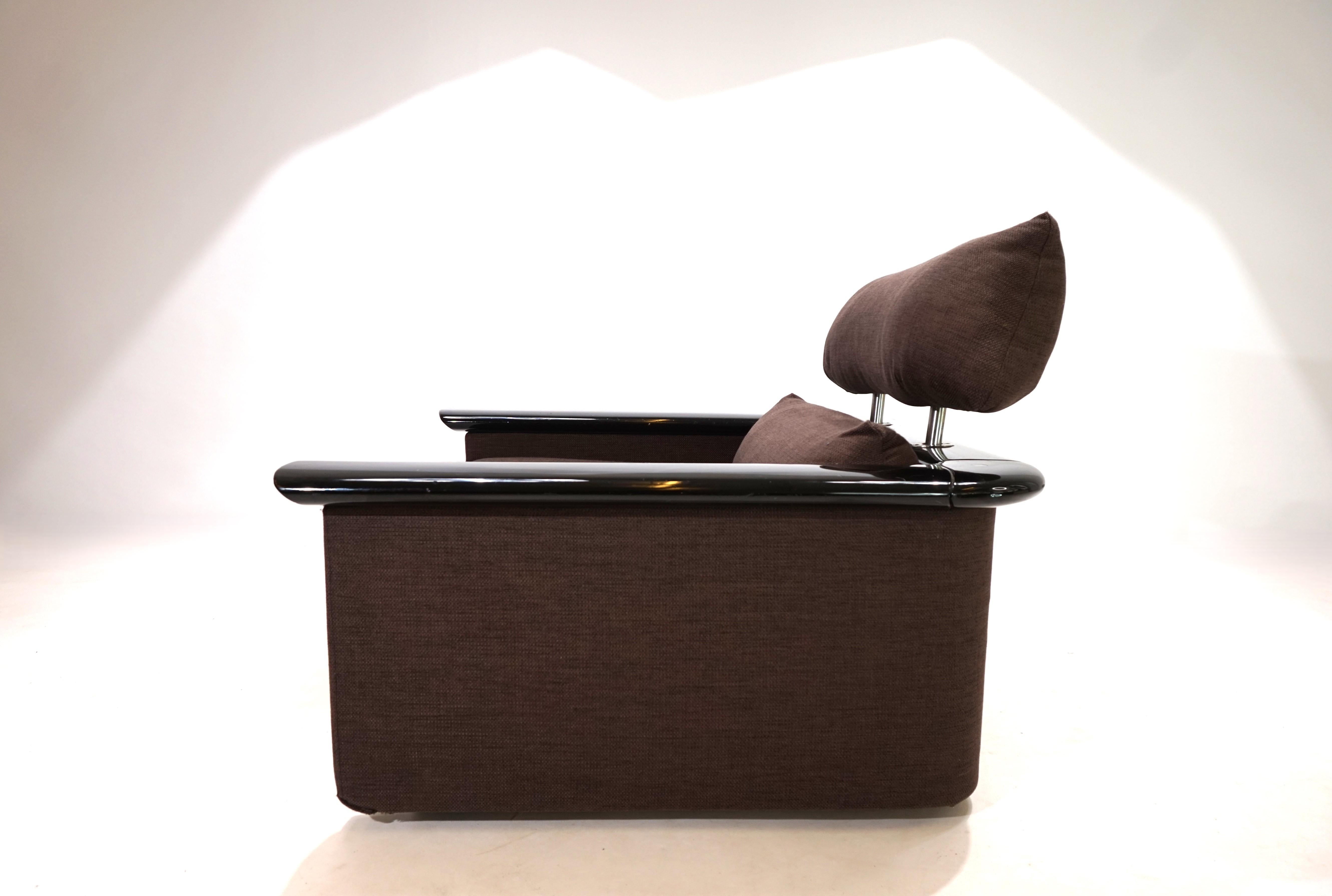 Chaise longue absolument exceptionnelle du fabricant italien Tecno, qui a été réalisée pour la suite présidentielle d'un hôtel exclusif. La chaise est livrée dans un revêtement en tissu marron ferme qui est utilisé pour les coussins et les parois de