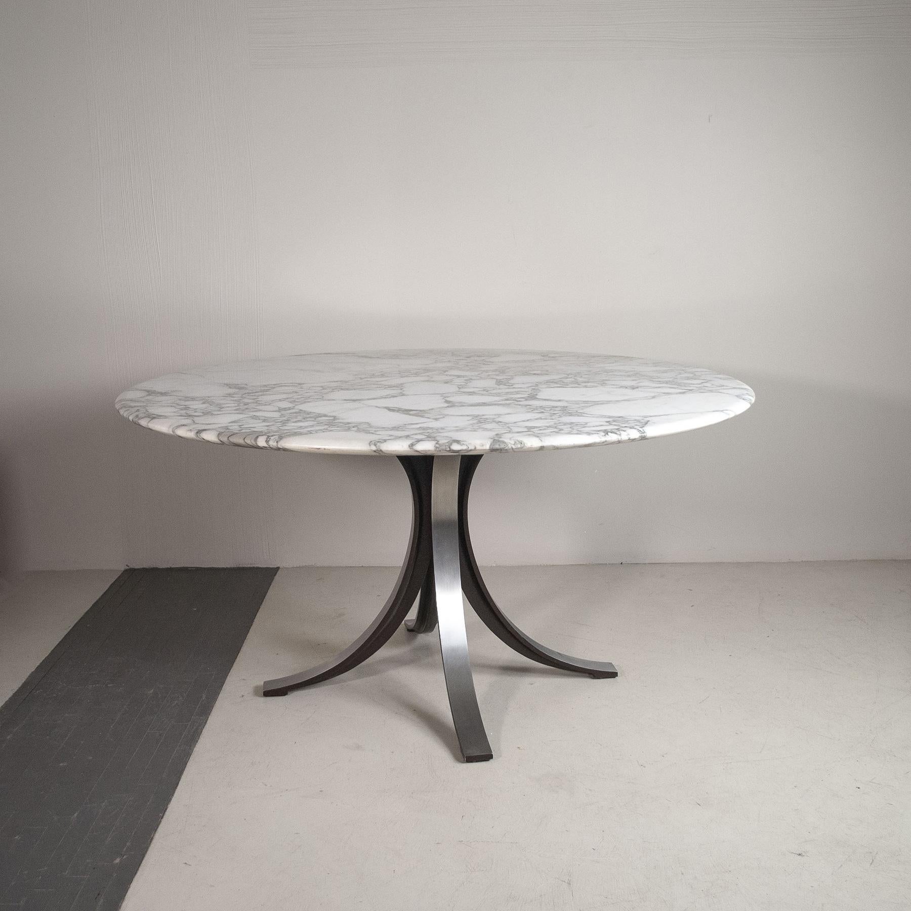 A classic of Italian design from the 1960s. Round table model T69 with Arabesque Carrara marble top, rare, production Tecno designers Osvaldo Borsani & Eugenio Gerli. The particularity of T69 is the structural base that has a strong graphic