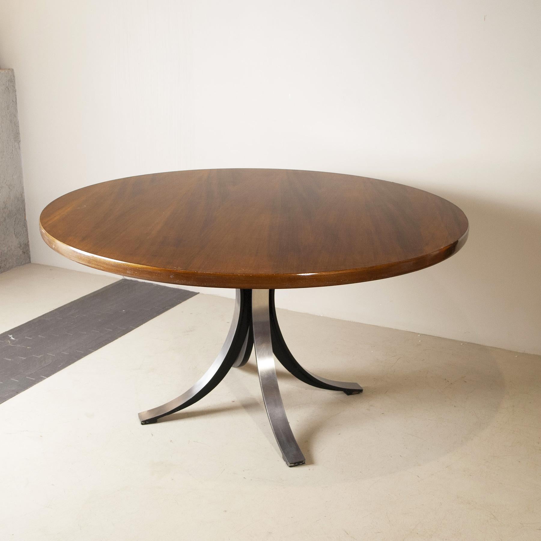 Un classique du design italien des années 1960. Table ronde modèle T69 avec plateau en bois, rare, production Tecno designers Osvaldo Borsani & Eugenio Gerli. La particularité du T69 est la base structurelle qui possède un fort caractère graphique