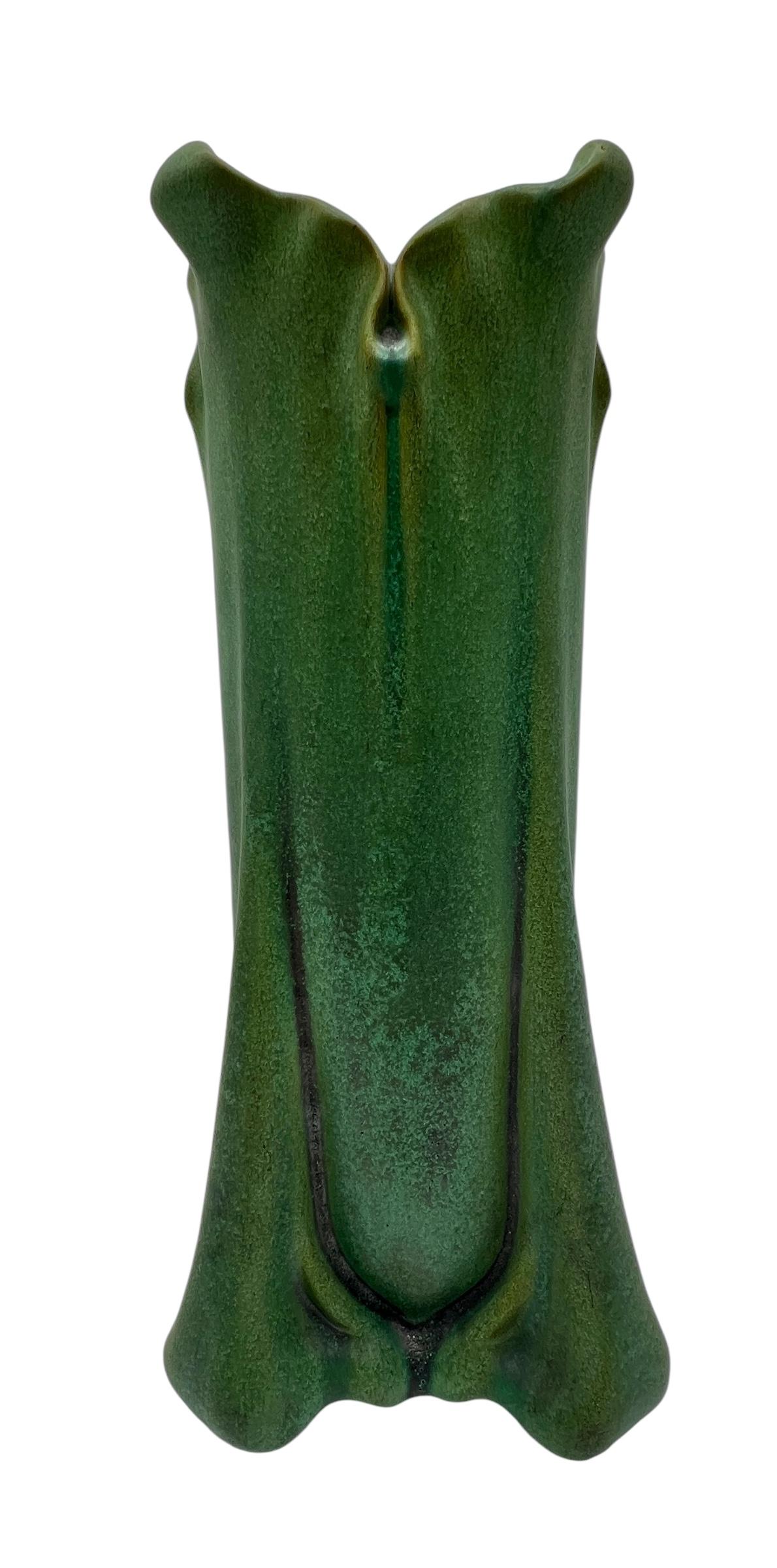 Vaso Teco Art Pottery Art Nouveau dei primi del Novecento di Fernand Moreau. Condizioni eccellenti. Smalto verde opaco. Doppio timbro Teco sulla base.