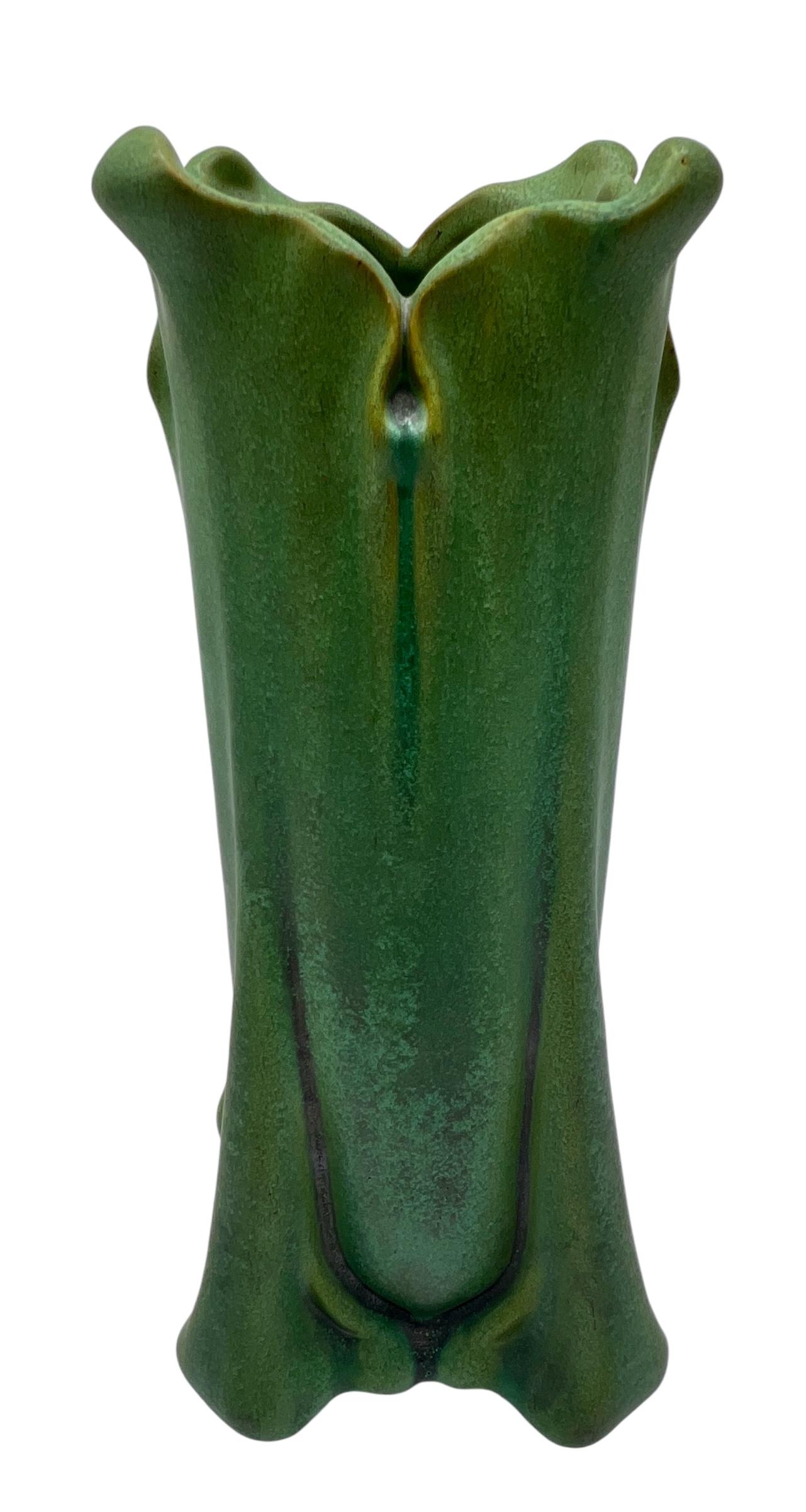 Americano Teco Pottery, Vaso Art Nouveau Greene & Greene di Fernand Moreau in vendita