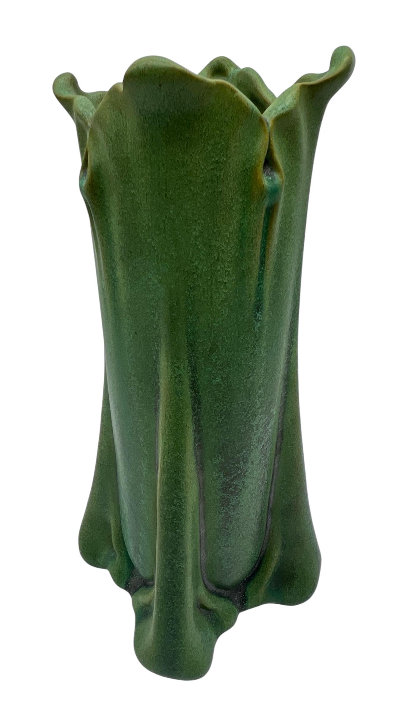 Teco Pottery, Vaso Art Nouveau Greene & Greene di Fernand Moreau In condizioni buone in vendita a New York, NY