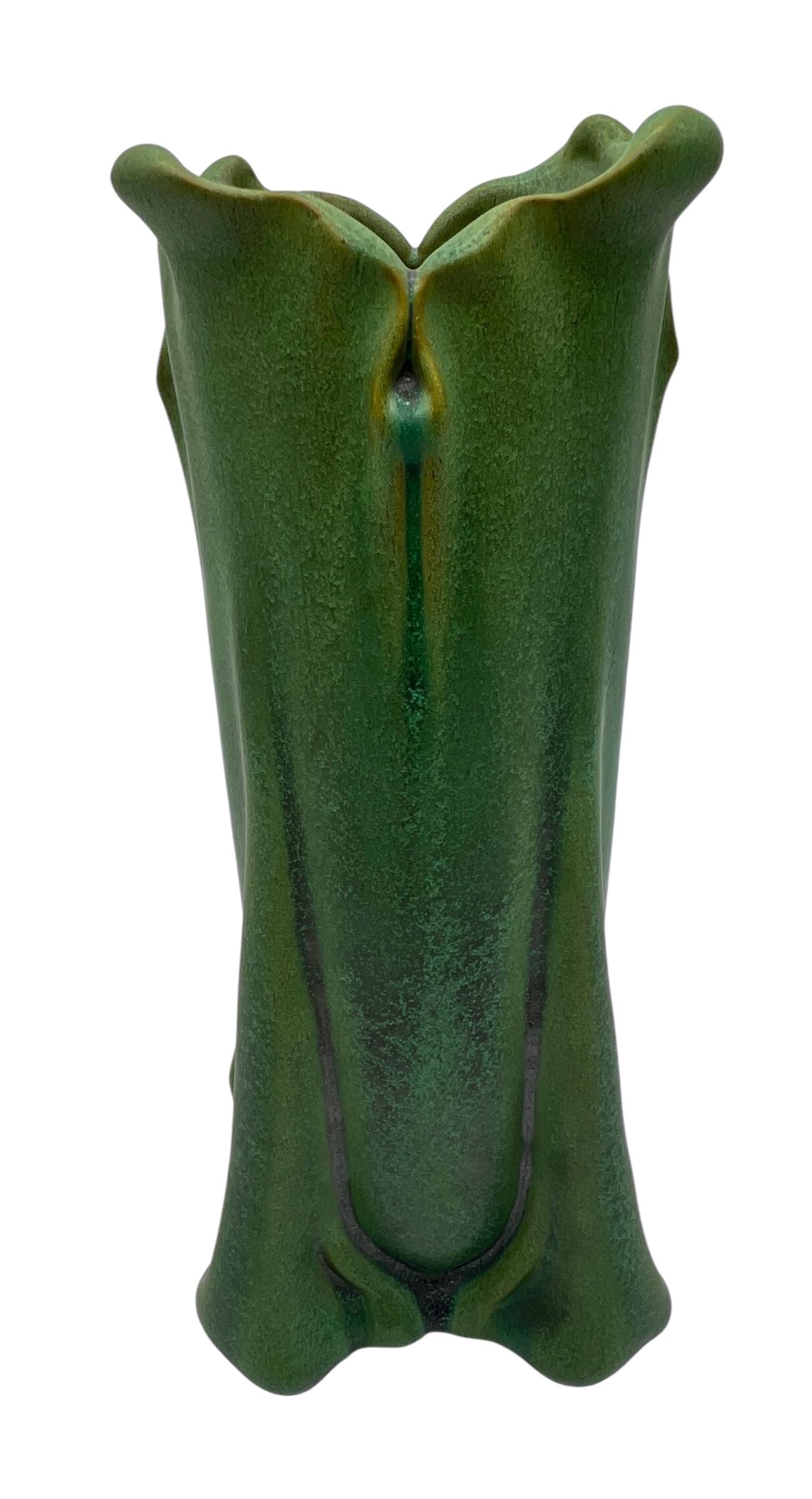 XX secolo Teco Pottery, Vaso Art Nouveau Greene & Greene di Fernand Moreau in vendita