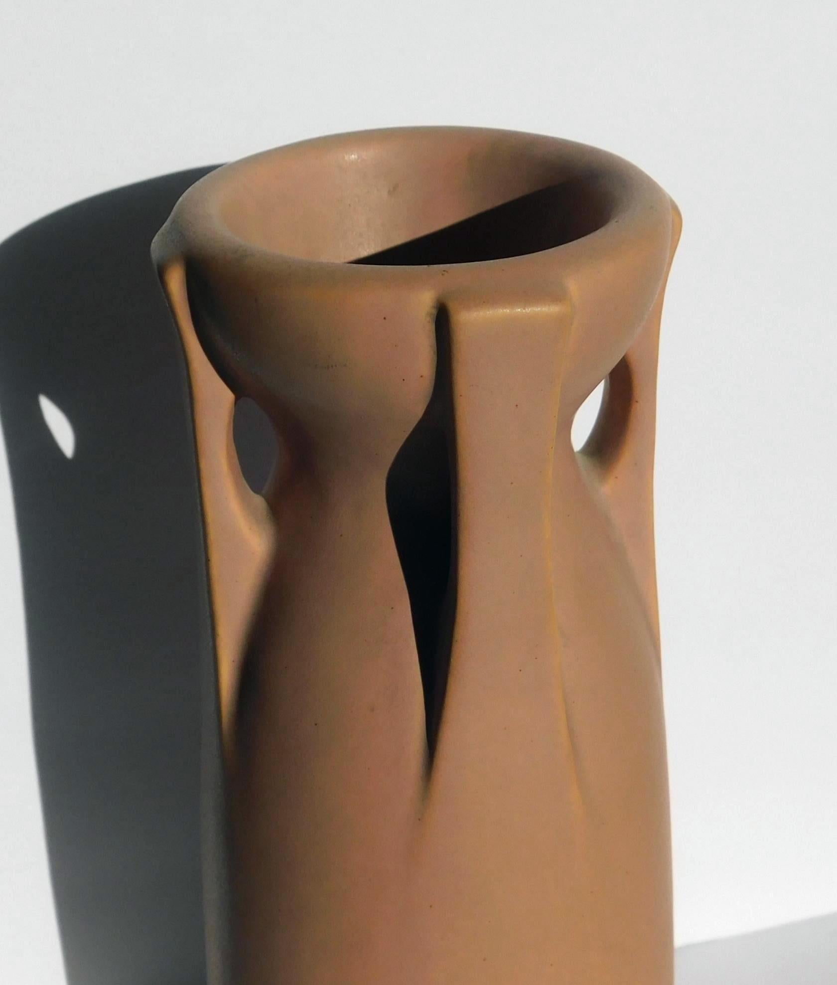 Vase architectural en poterie Teco Arts and Crafts Bon état - En vente à Phoenix, AZ