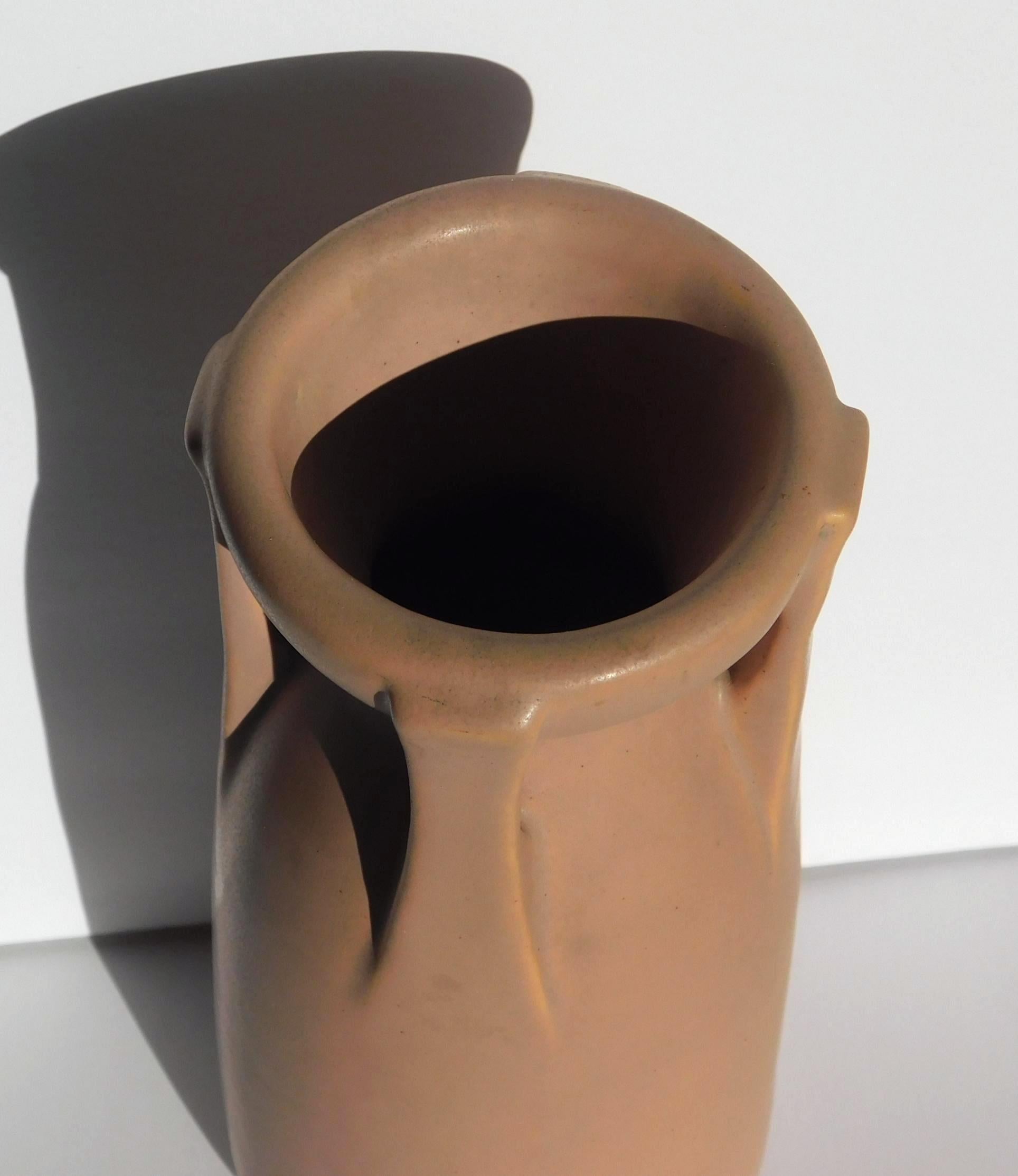 Début du 20ème siècle Vase architectural en poterie Teco Arts and Crafts en vente