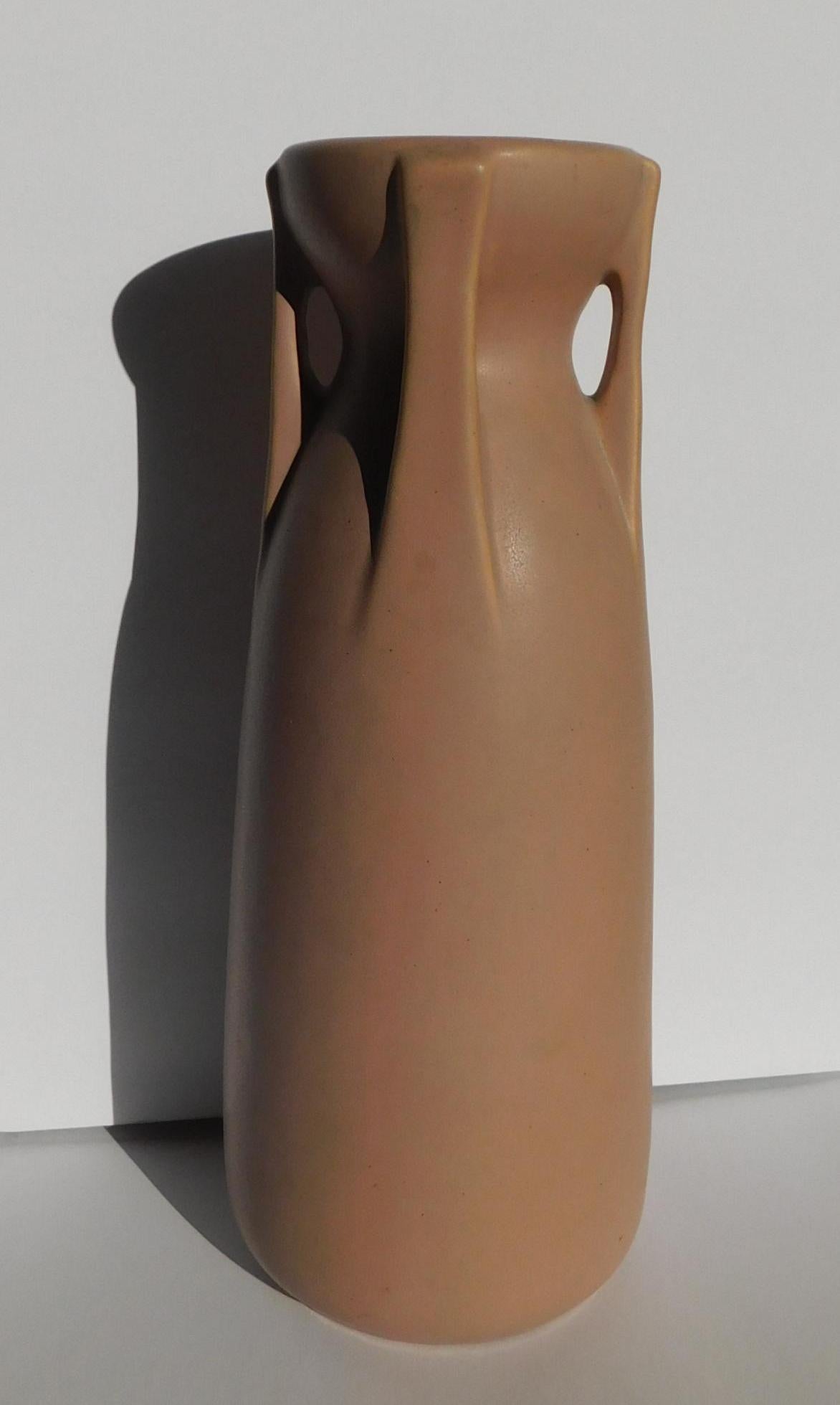 Architektonische Vase aus Teco-Keramik, Arts and Crafts im Angebot 1